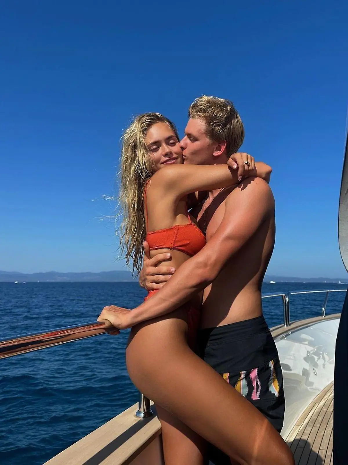 Mick Schumacher küsst seine neue Freundin Laila Hasanovic.
