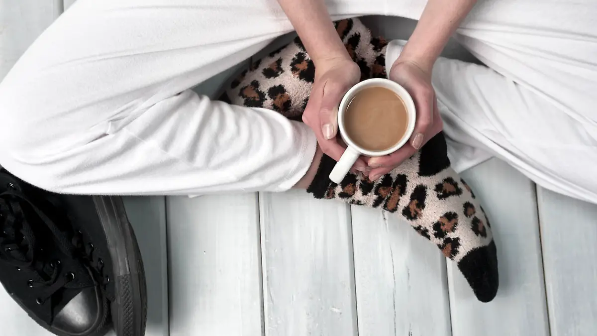 Frau chillt in Jogginghose