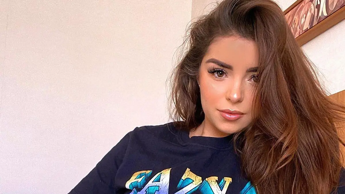 Demi Rose zeigt sich halbnackt auf Schaukel