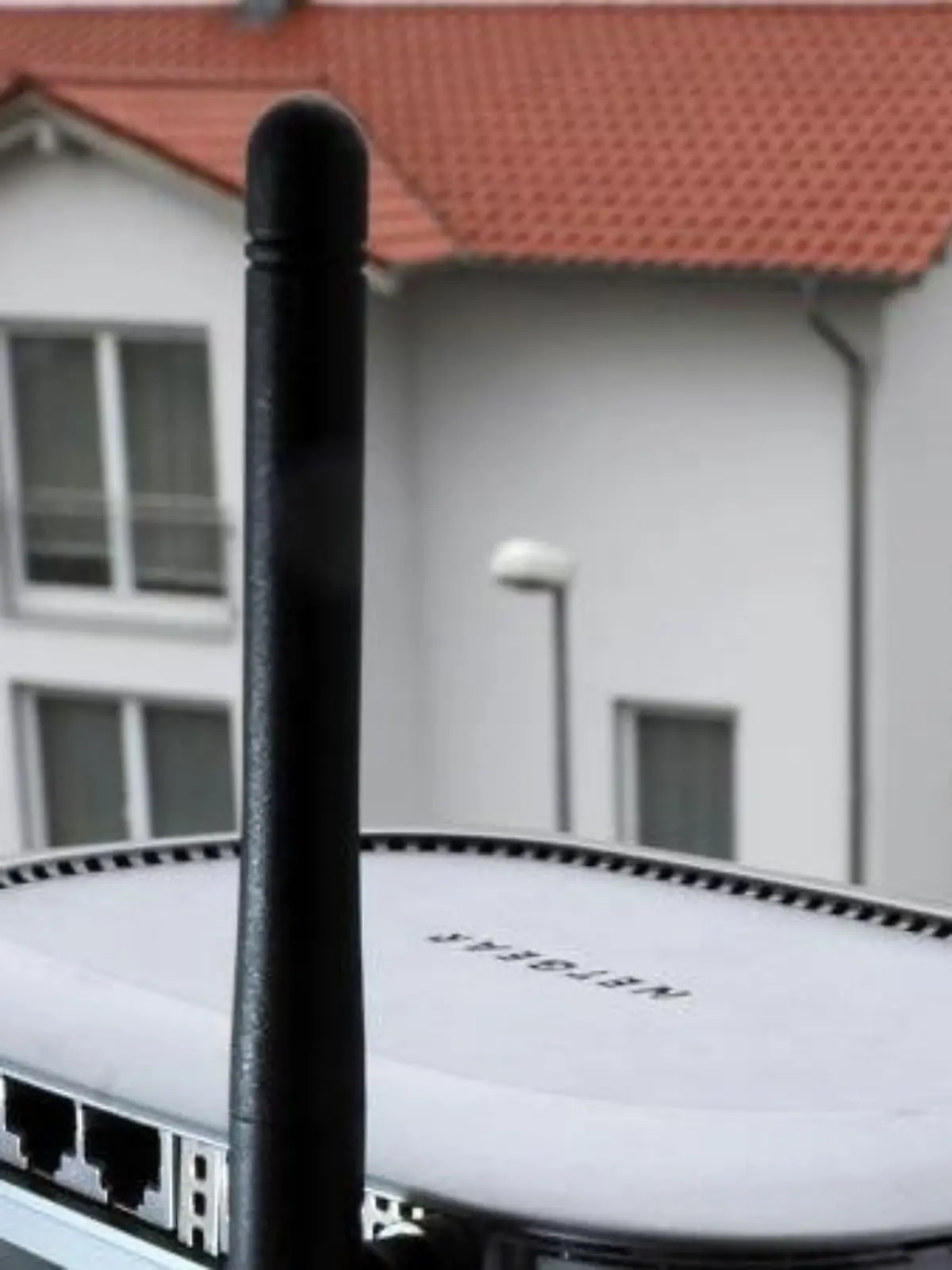 Bislang mussten die privaten Betreiber von Hotspots für das Fehlverhalten von Nutzern - etwa beim illegalen Download von Songs oder Filmen - haften. Foto: Armin Weigel