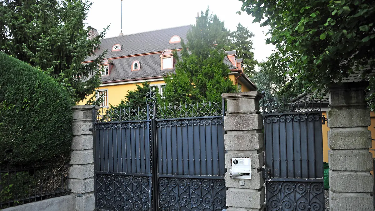 Das Eingangstor zur Villa des thailändischen Königs Maha Vajiralongkorn, aufgenommen am 28.07.2017 in Tutzing am Starnberger See (Bayern). Thailands König Maha Vajiralongkorn feiert am 28. Juli seinen 65. Geburtstag. Foto: Ursula Düren/dpa | Verwendung weltweit