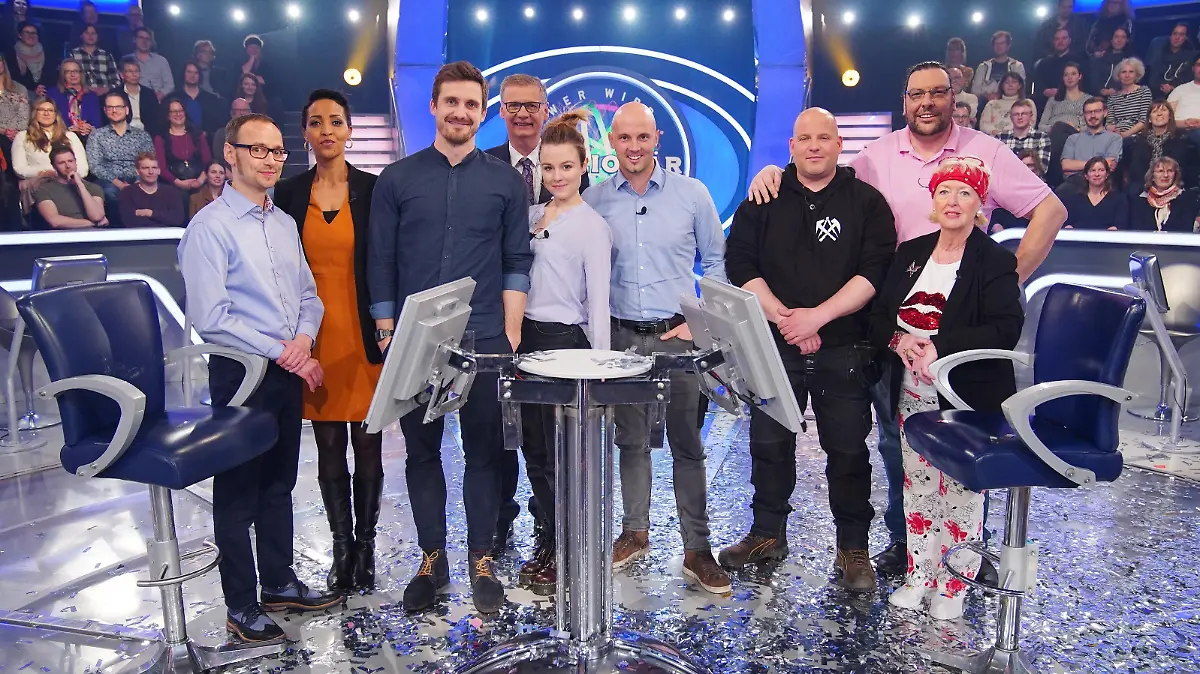 Die acht Kandidaten von links nach rechts: Ronald Arnhold, Besirat Kilian, Ronald Tenholte, Johanna Dost, Daniel Gottwald, Dominik Lutzke, René Frauenkron und Carla Kruckenberg - dazwischen Moderator Günther Jauch.