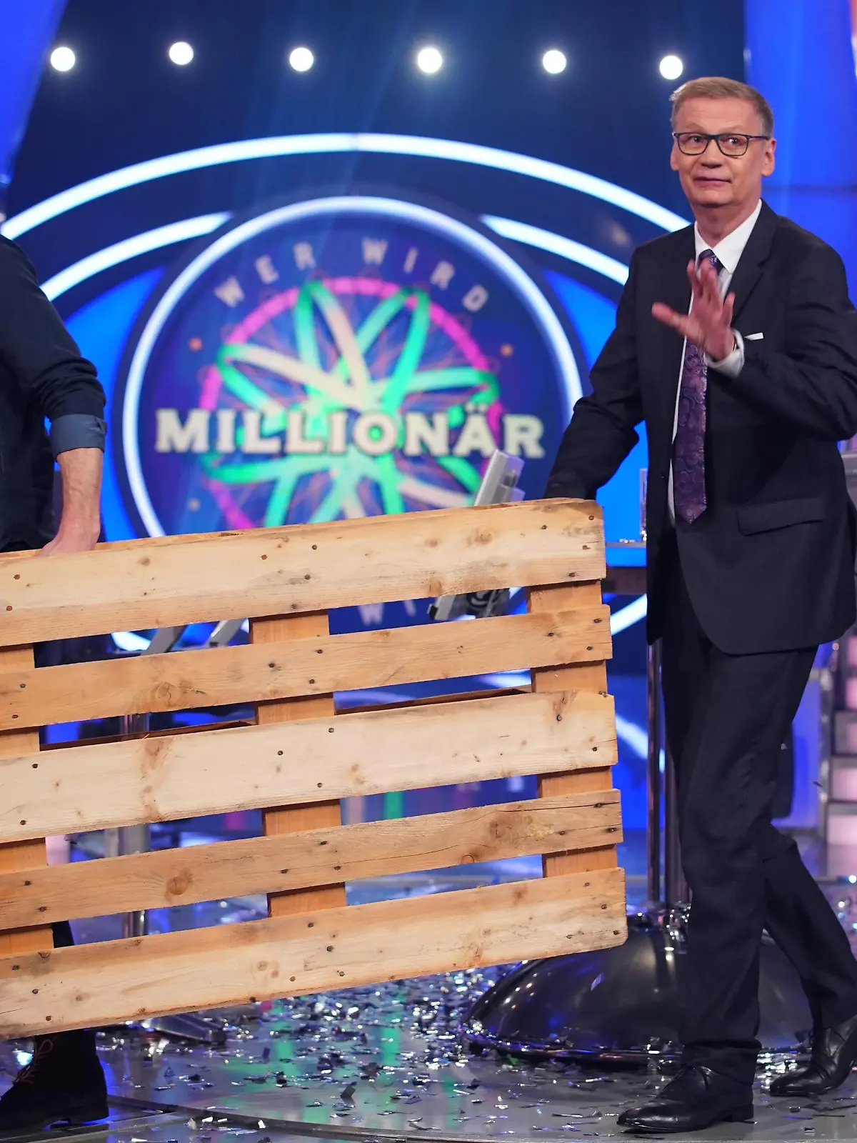 Mit der Europalette zur Million! Der frisch gebackene WWM-Millionär Ronald Tenholte mit Moderator Günther Jauch