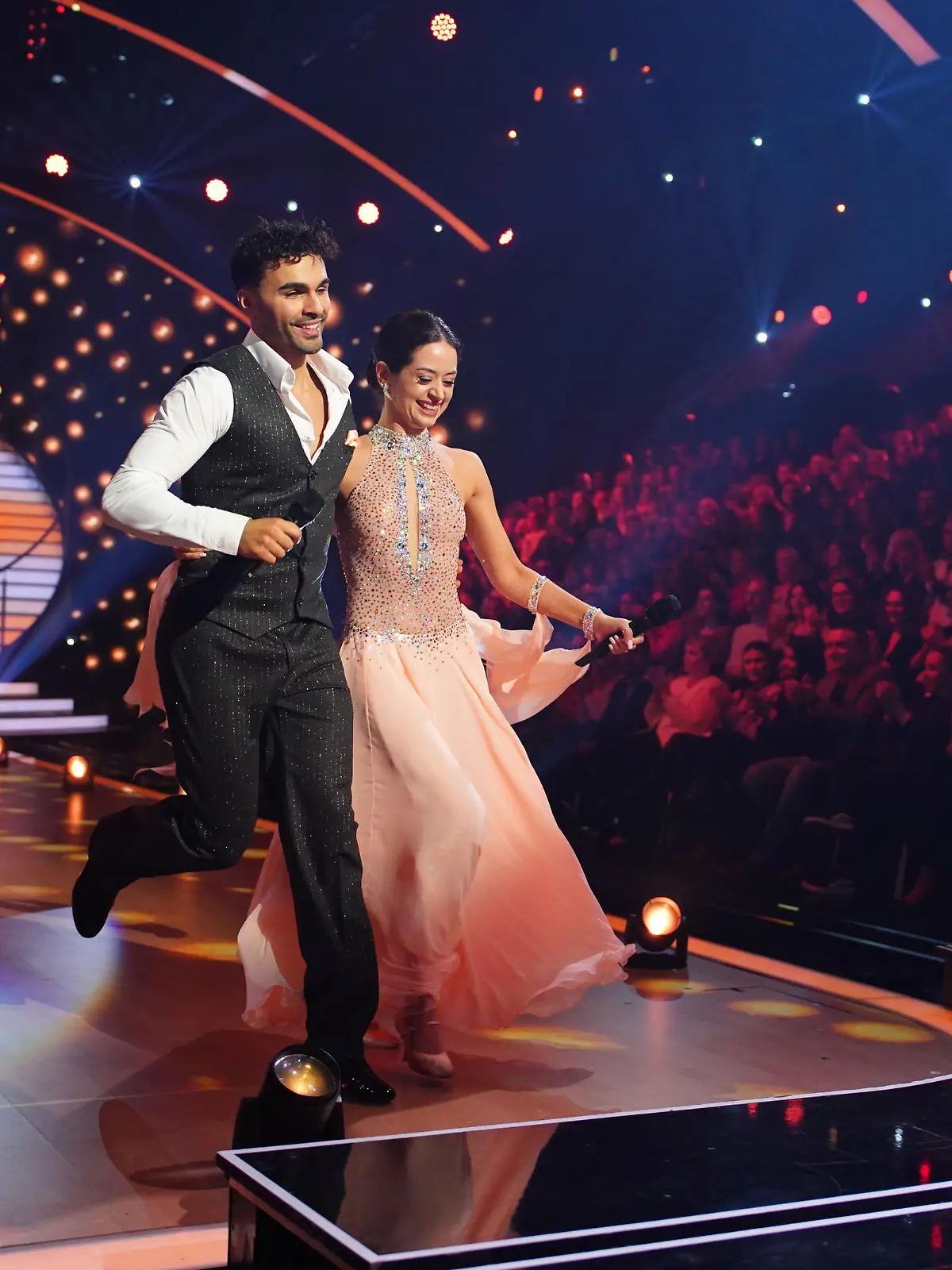 Younes Zarou und Malika Dzumaev tanzen Wiener Walzer.
/ 100323