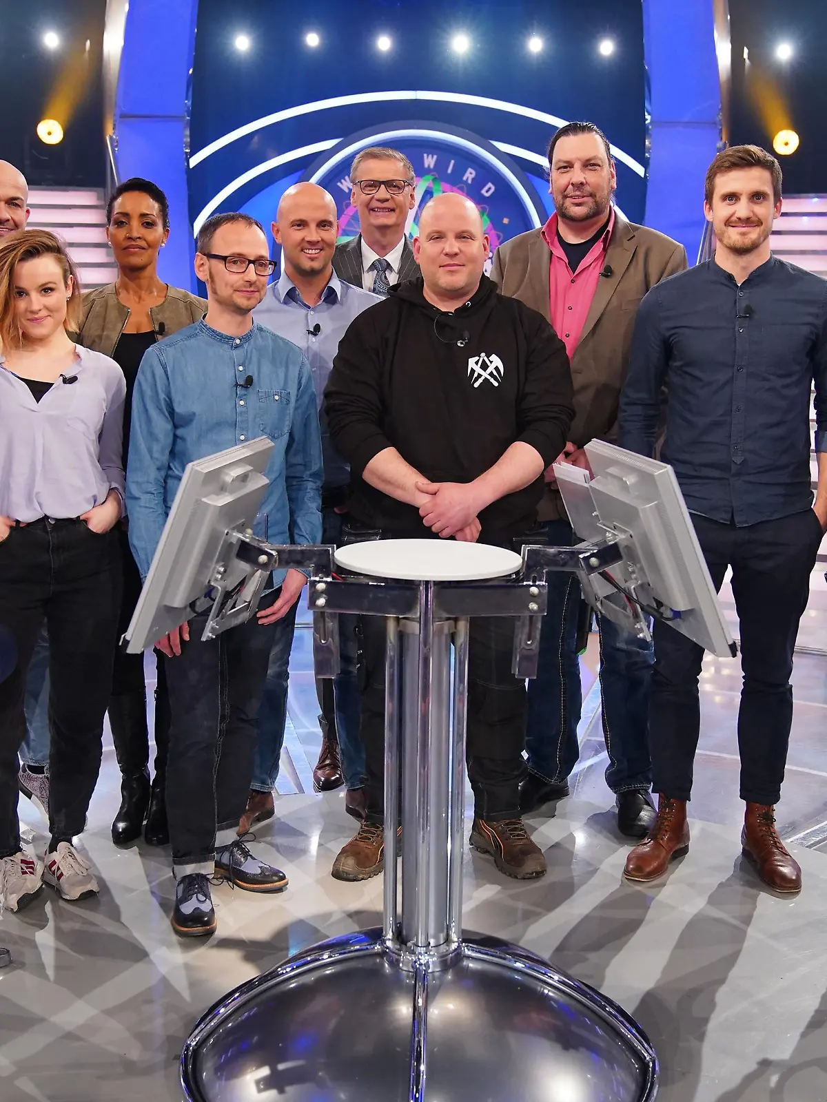 Achtung! Sperrfist für alle Medien bis Mo., 23.03.2020, 22:15 Uhr!!!

Moderator Günther Jauch mit seinen heutigen Kandidaten (v.l.) Lydia Hutter, Lars Fumic, Johanna Dost, Besirat Kilian, Ronald Arnhold, Daniel Gottwald, Dominik Lutzke, René Frauenkron, Ronald Tenholte, Carla Kruckenberg

Die Verwendung des sendungsbezogenen Materials ist nur mit dem Hinweis und Verlinkung auf TVNOW gestattet.