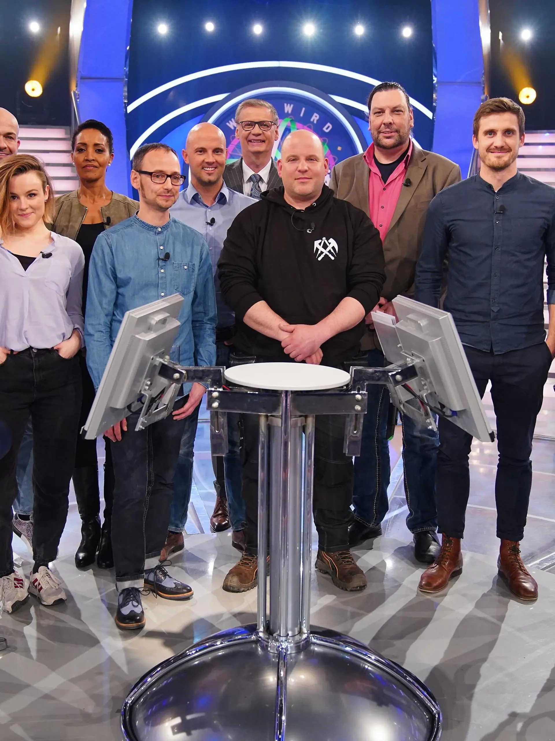 Achtung! Sperrfist für alle Medien bis Mo., 23.03.2020, 22:15 Uhr!!!

Moderator Günther Jauch mit seinen heutigen Kandidaten (v.l.) Lydia Hutter, Lars Fumic, Johanna Dost, Besirat Kilian, Ronald Arnhold, Daniel Gottwald, Dominik Lutzke, René Frauenkron, Ronald Tenholte, Carla Kruckenberg

Die Verwendung des sendungsbezogenen Materials ist nur mit dem Hinweis und Verlinkung auf TVNOW gestattet.
