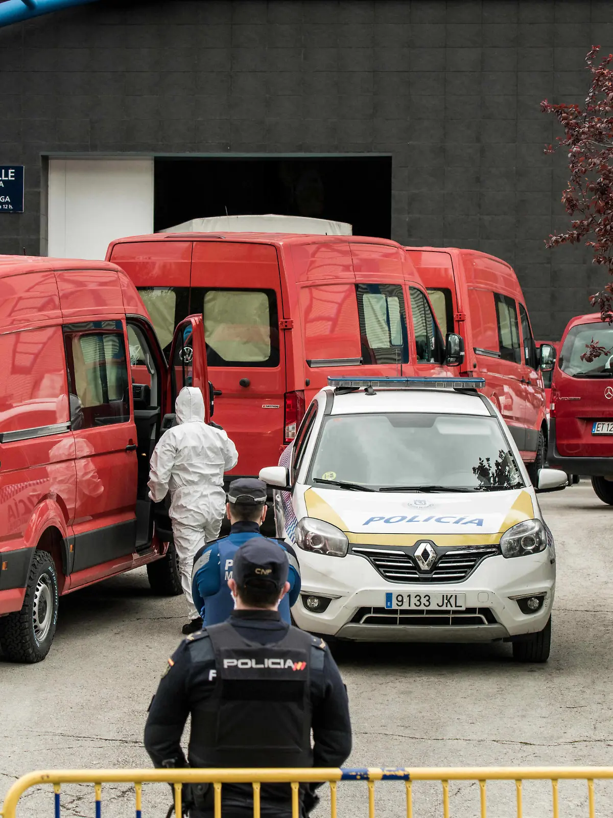  March 24, 2020, Madrid, Spain: Spanish army red vans arriving at Palacio de Hielo with corpses of those killed by the virus..The ice rink of Palacio de Hielo mall Ice Palace is used by the Spanish Army as a morgue due to local funeral homes being over capacitated due to COVID-19. Spain plans to continue its quarantine measures at least through April 11. Madrid Spain - ZUMAs197 20200324zaas197099 Copyright: xBraisxGonzalezxRoucox