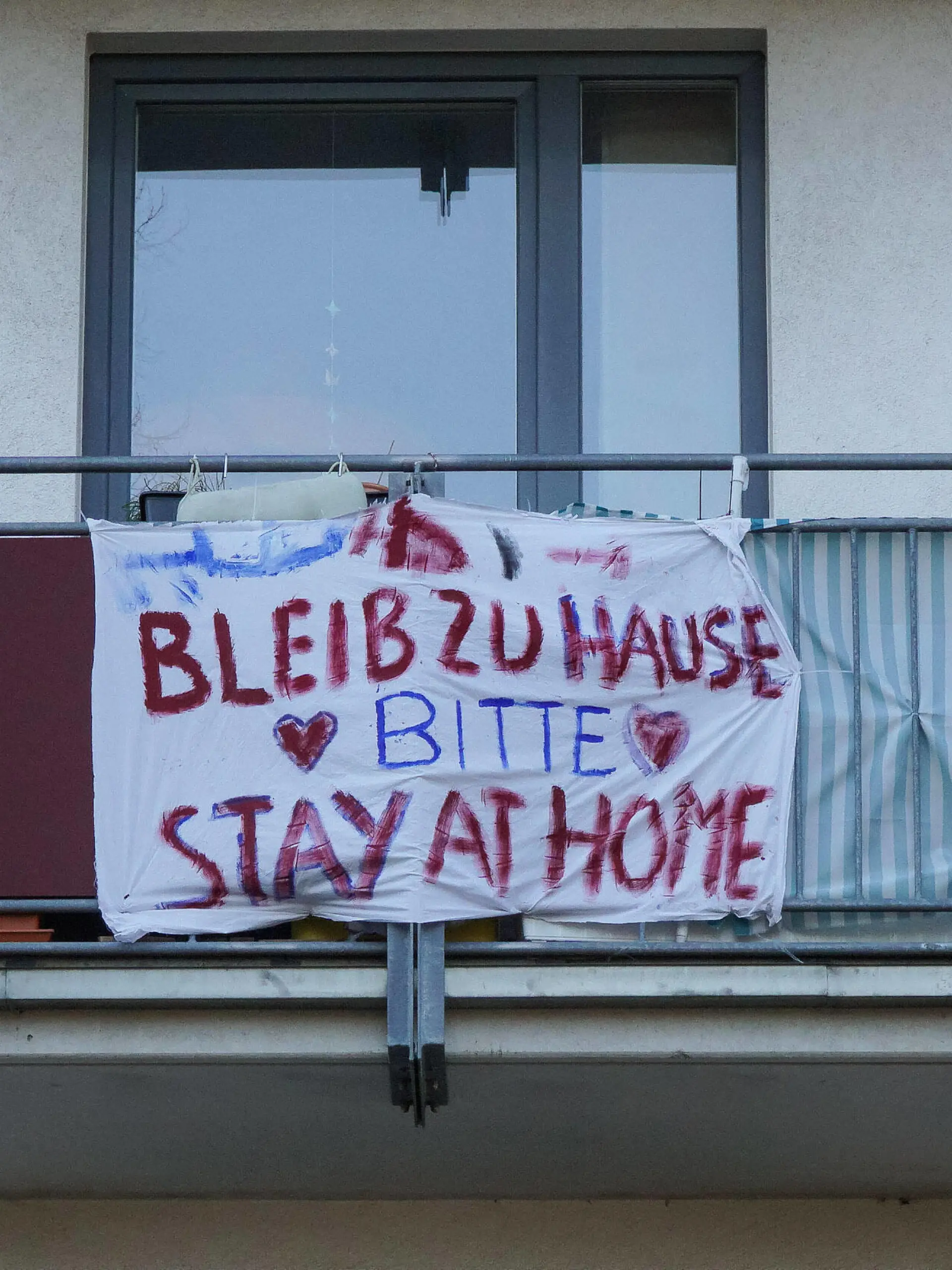  Zur Eindämmung des Coronavirus wurden Geschäftsschließungen, Einschränkungen und Kontaktsperren angeordnet und werden Ausgangssperren diskutiert, das Foto zeigt ein selbst gemaltes Banner, Transparent, Plakat an einem Wohnhaus, Aufschrift: Bleib zu hause bitte, Stay at home please, 22.03.2020, Bremen Deutschland, News, Feature, Coronavirus Bremen *** To contain the coronavirus, business closures, restrictions and contact restrictions have been ordered and curfews are being discussed, the photo shows a self-painted banner, banner, poster on a residential building, inscription Stay at home please, Stay at home please, 22 03 2020, Bremen Germany , News, Feature, Coronavirus Bremen xobx