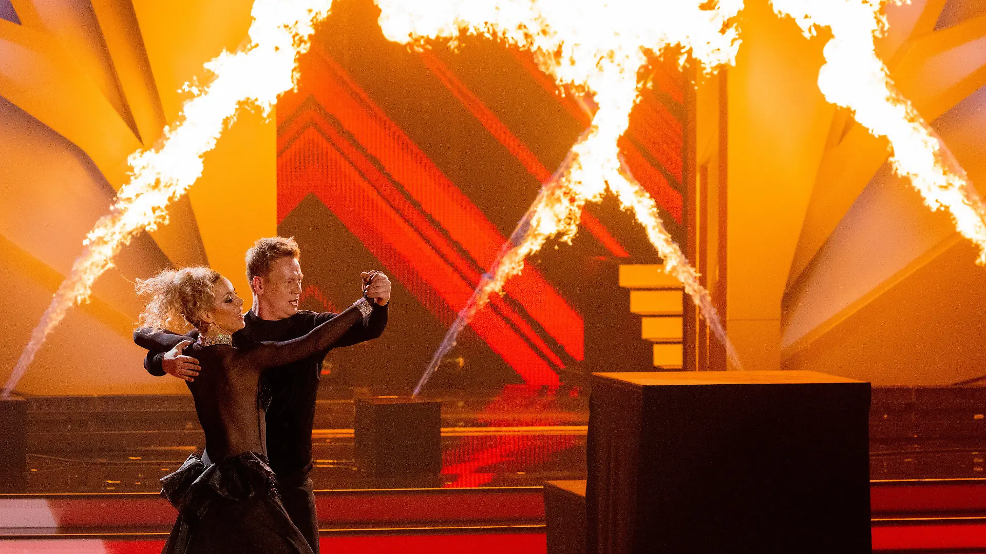 17.03.2023, Nordrhein-Westfalen, Köln: Knossi (bürgerlich Jens Knossalla), Youtuber, und Isabel Edvardsson, Profitänzerin, tanzen in der RTL-Tanzshow "Let's Dance" im Coloneum. Foto: Rolf Vennenbernd/dpa +++ dpa-Bildfunk +++