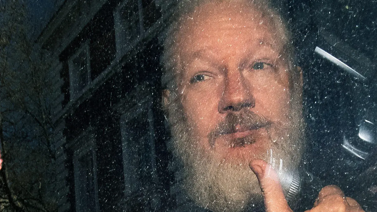 ARCHIV - 11.04.2019, Großbritannien, London: Julian Assange, Mitbegründer der Enthüllungsplattform WikiLeaks, kommt am Westminster-Amtsgericht in London an. Mehr als 60 Ärzte haben britischen Medienberichten zufolge eine dringende medizinische Behandlung von Wikileaks-Gründer Julian Assange gefordert. Der 48-Jährige, der derzeit in Großbritannien im Gefängnis sitzt, müsse eilig in einem Krankenhaus untersucht und behandelt werden, sonst könne er in Haft sterben. Foto: Victoria Jones/PA Wire/dpa +++ dpa-Bildfunk +++