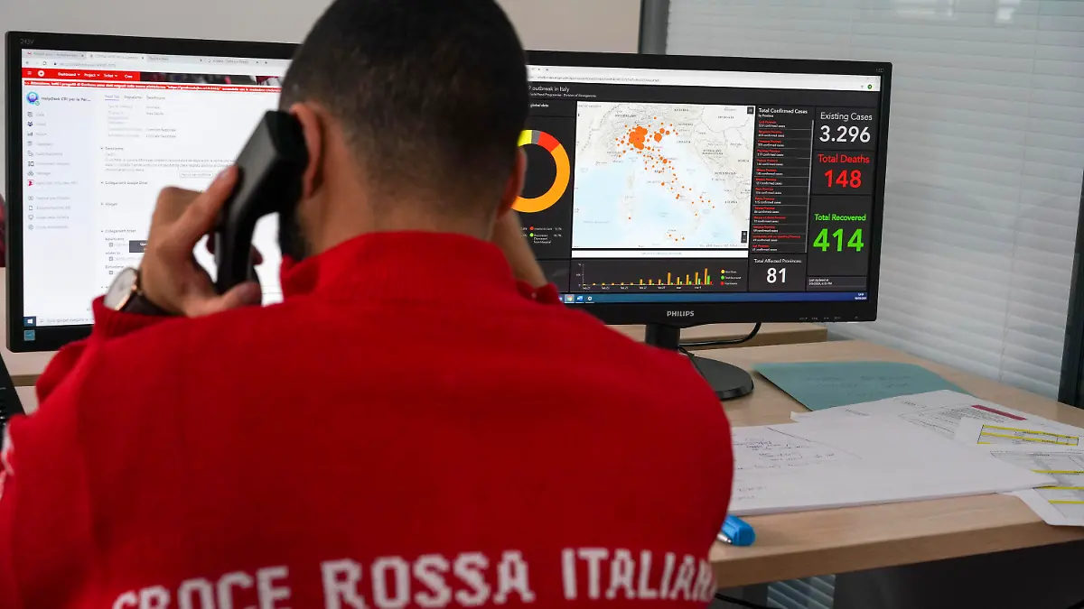 06.03.2020, Italien, Rom: Mitarbeiter des Roten Kreuzes bereiten sich bei einer Übung auf den Transport eines Coronavirus-Patienten vor. Die Zahl der Coronavirus-Infizierten und der Toten in Italien steigt trotz umfangreicher Gegenmaßnahmen stetig an. Insgesamt seien nun 4636 Menschen infiziert, erklärte der Zivilschutz am Freitag in Rom. Foto: Andrew Medichini/AP/dpa +++ dpa-Bildfunk +++
