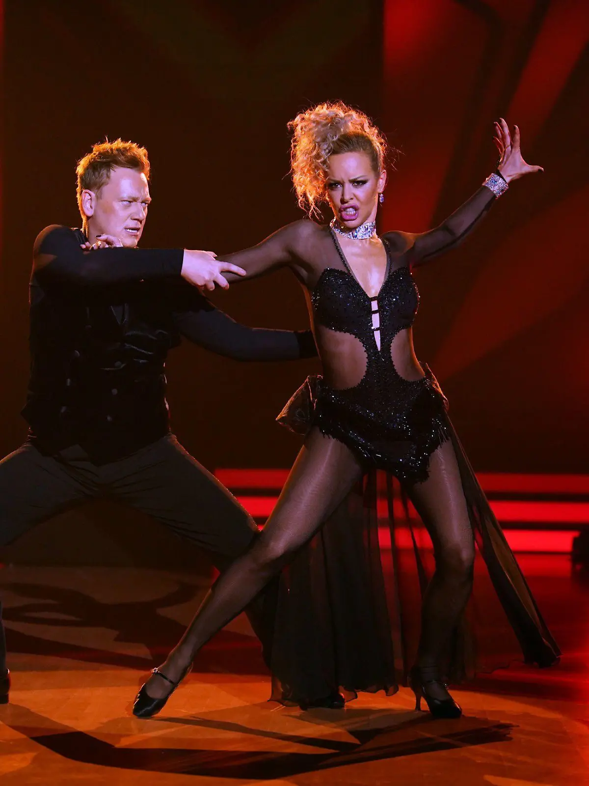 Jens "Knossi" Knossalla und Isabel Edvardsson tanzen Tango.

Die Verwendung des sendungsbezogenen Materials ist nur mit dem Hinweis und Verlinkung auf RTL+ gestattet.