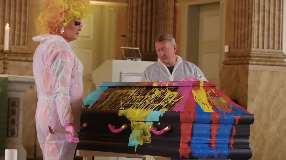 Für Drag-Queen und Ex-Dschungel-Prinzessin Olivia Jones ist klar: Ihr Sarg muss BUNT sein. So wie sie selbst und ihr Leben.