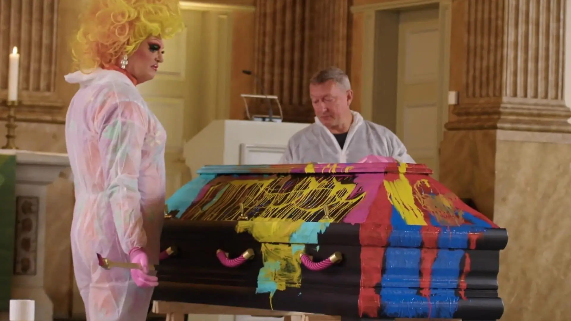 Für Drag-Queen und Ex-Dschungel-Prinzessin Olivia Jones ist klar: Ihr Sarg muss BUNT sein. So wie sie selbst und ihr Leben.