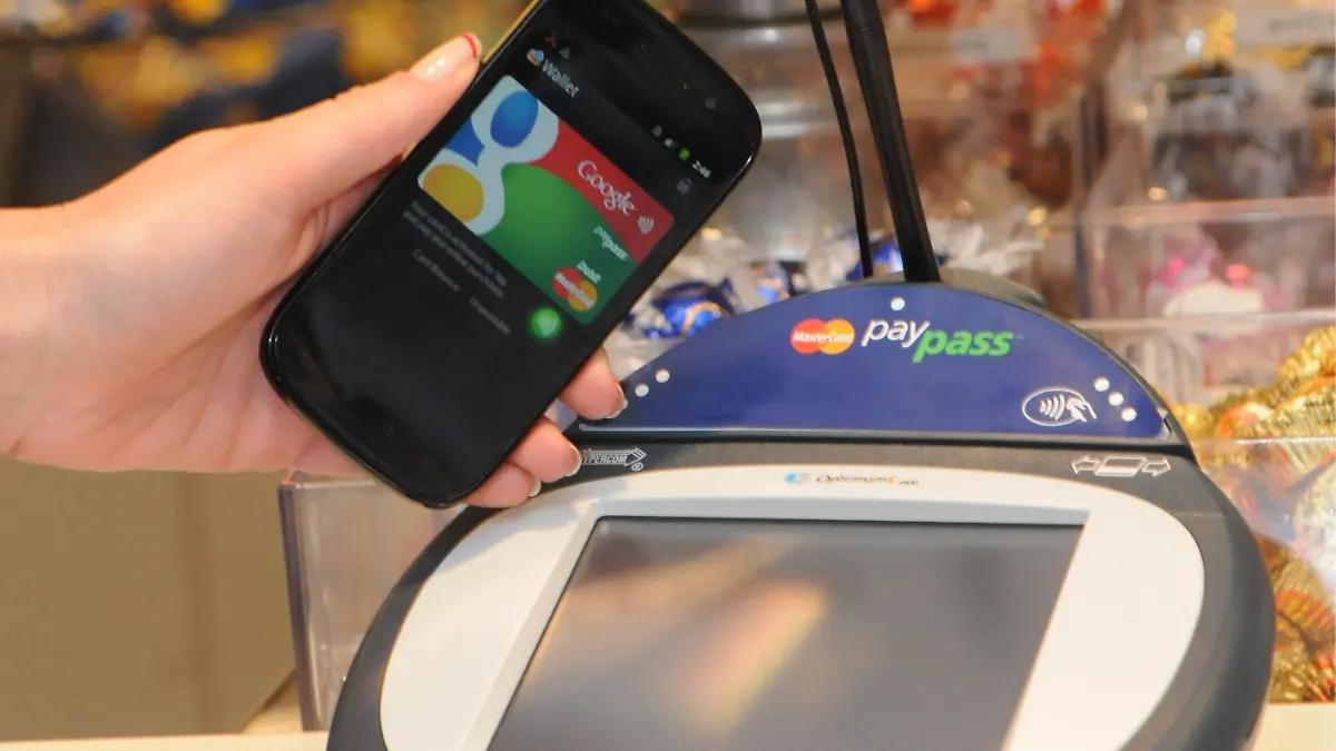 ARCHIV - ILLUSTRATION - Ein Google-Smartphone wird an einer Supermarkt-Kasse neben ein so genanntes PayPass-Gerät zur elektronischen Zahlungsabwicklung gehalten (undatiertes Google-Handout). Seit Jahren wird prophezeit, dass Smartphones bald die Brieftascheersetzen werden - doch die Revolution lässt trotz fieberhafter Aktivität verschiedener Anbieter noch auf sich warten. Dennoch sindimmer mehr die Konturen der Bezahlwelt von Morgen zu erkennen. Foto: Google (zu dpa-Korr- Bericht Bezahlen per Handy kommt in Gang - mit Einsteck-Modulen" vom 20.06.2011) +++(c) dpa - Bildfunk+++