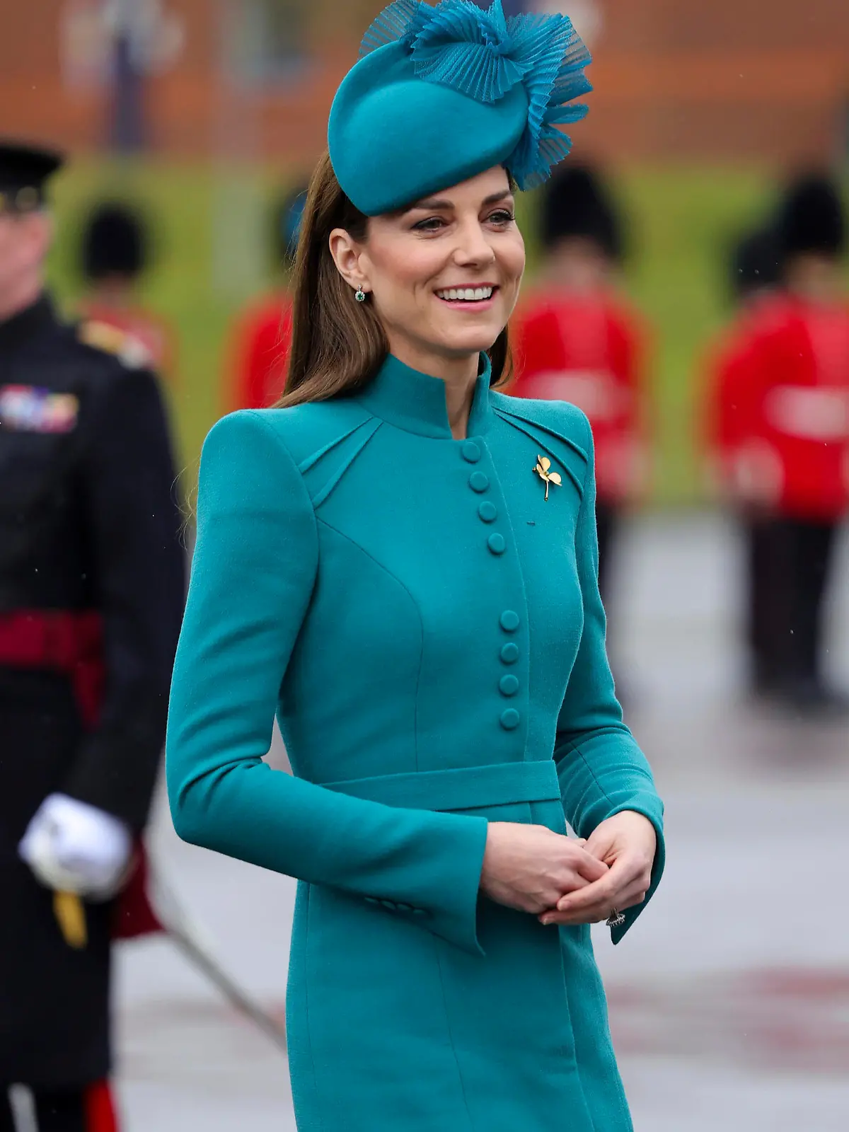 17.03.2023, Großbritannien, Aldershot: Die britische Prinzessin Kate von Wales lächelt während ihrer Ankunft bei der St. Patrick's Day Parade in der Mons Barracks in Aldershot, England. Die Prinzessin von Wales nahm zum ersten Mal als Oberst des Regiments an der Parade teil und trat damit die Nachfolge des scheidenden Obersts, des Prinzen von Wales, an. Foto: Chris Jackson/Pool Getty Images/AP/dpa +++ dpa-Bildfunk +++