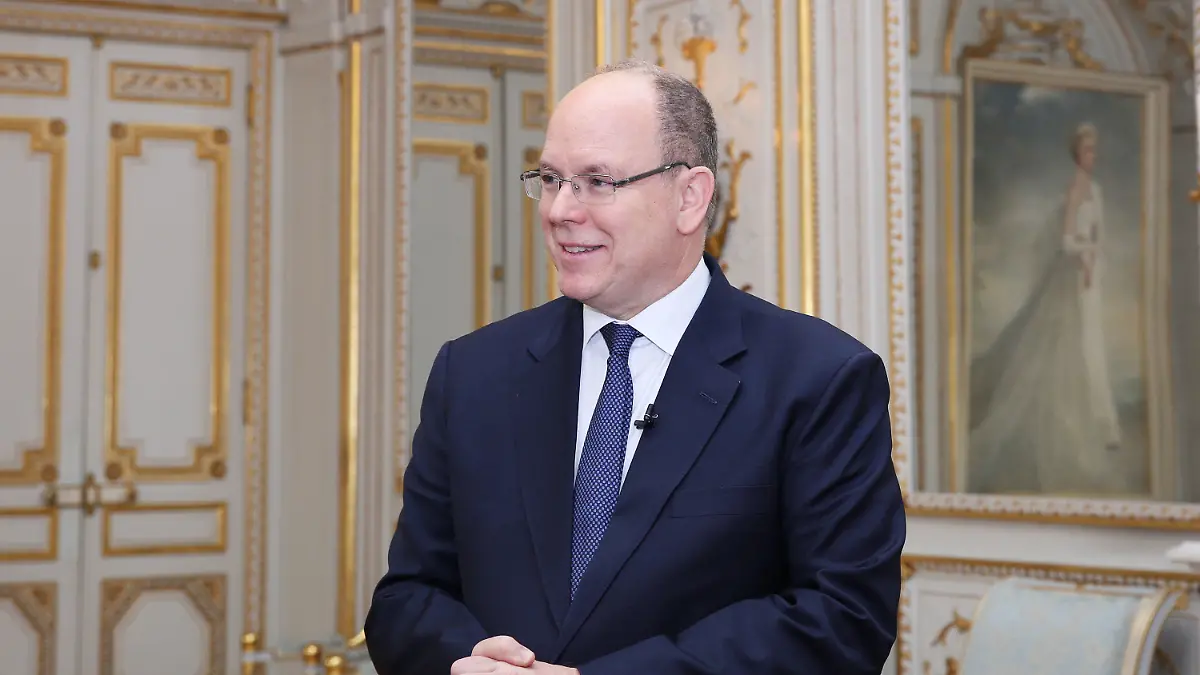 ARCHIV - 15.03.2019, Frankreich, Monaco: Fürst Albert II. von Monaco steht bei einem Interview. Fürst Albert II. von Monaco ist positiv auf das Virus Sars-CoV-2 getestet worden. Der Gesundheitszustand des 62-Jährigen gebe aber keinen Grund zur Sorge, teilte der Fürstenpalast am Donnerstag mit. Foto: Gao Jing/XinHua/dpa +++ dpa-Bildfunk +++