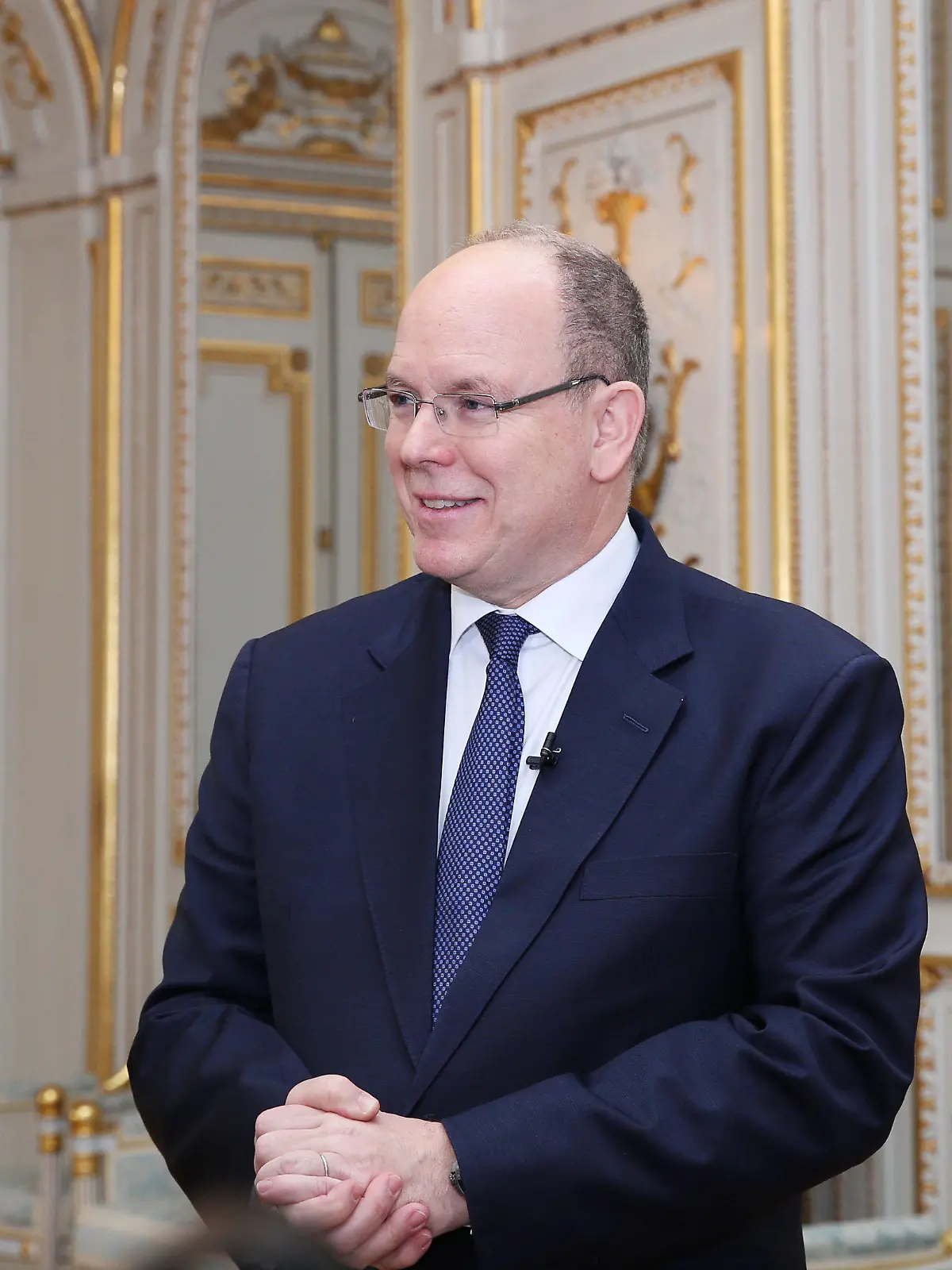 ARCHIV - 15.03.2019, Frankreich, Monaco: Fürst Albert II. von Monaco steht bei einem Interview. Fürst Albert II. von Monaco ist positiv auf das Virus Sars-CoV-2 getestet worden. Der Gesundheitszustand des 62-Jährigen gebe aber keinen Grund zur Sorge, teilte der Fürstenpalast am Donnerstag mit. Foto: Gao Jing/XinHua/dpa +++ dpa-Bildfunk +++