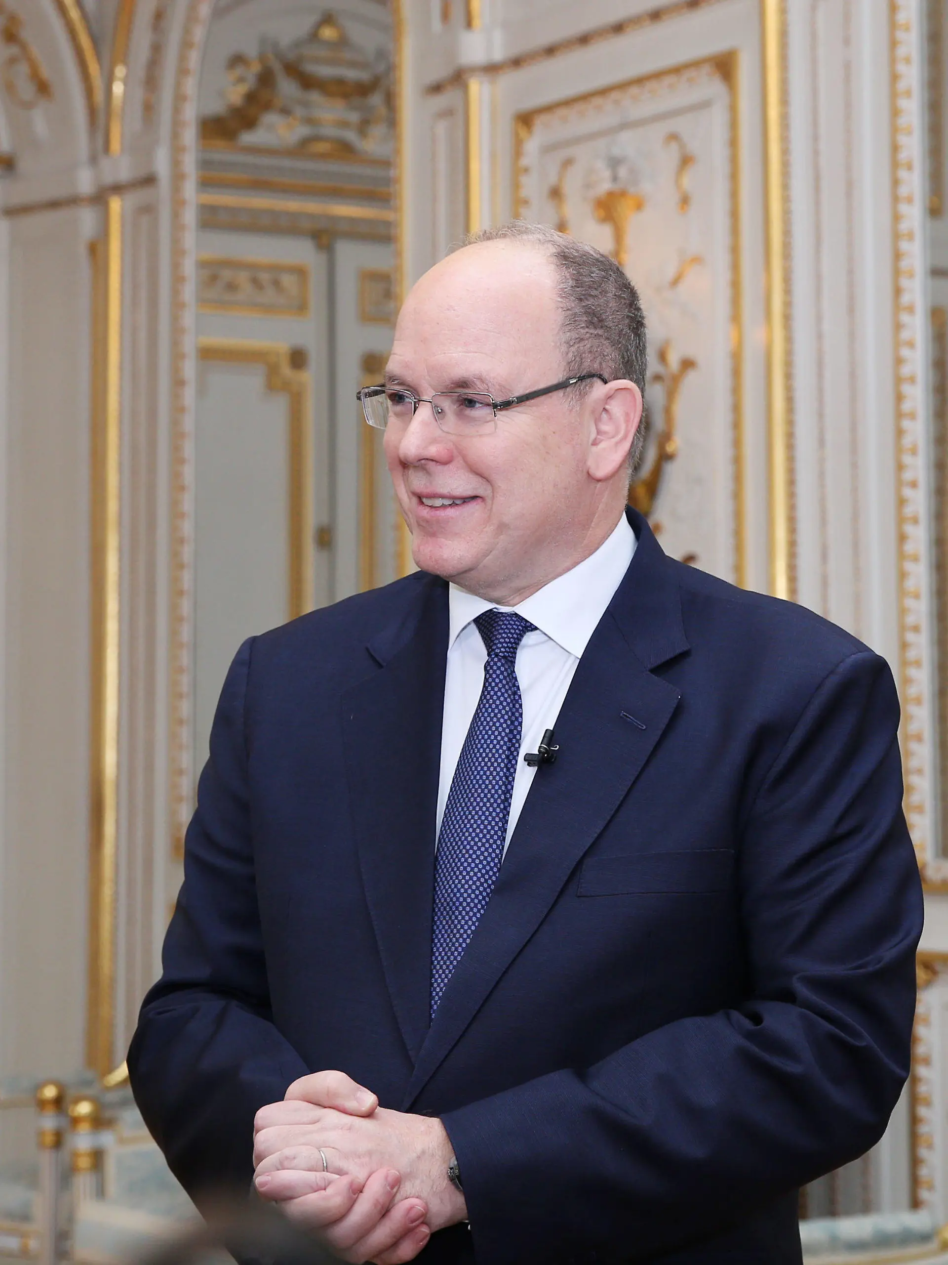 ARCHIV - 15.03.2019, Frankreich, Monaco: Fürst Albert II. von Monaco steht bei einem Interview. Fürst Albert II. von Monaco ist positiv auf das Virus Sars-CoV-2 getestet worden. Der Gesundheitszustand des 62-Jährigen gebe aber keinen Grund zur Sorge, teilte der Fürstenpalast am Donnerstag mit. Foto: Gao Jing/XinHua/dpa +++ dpa-Bildfunk +++
