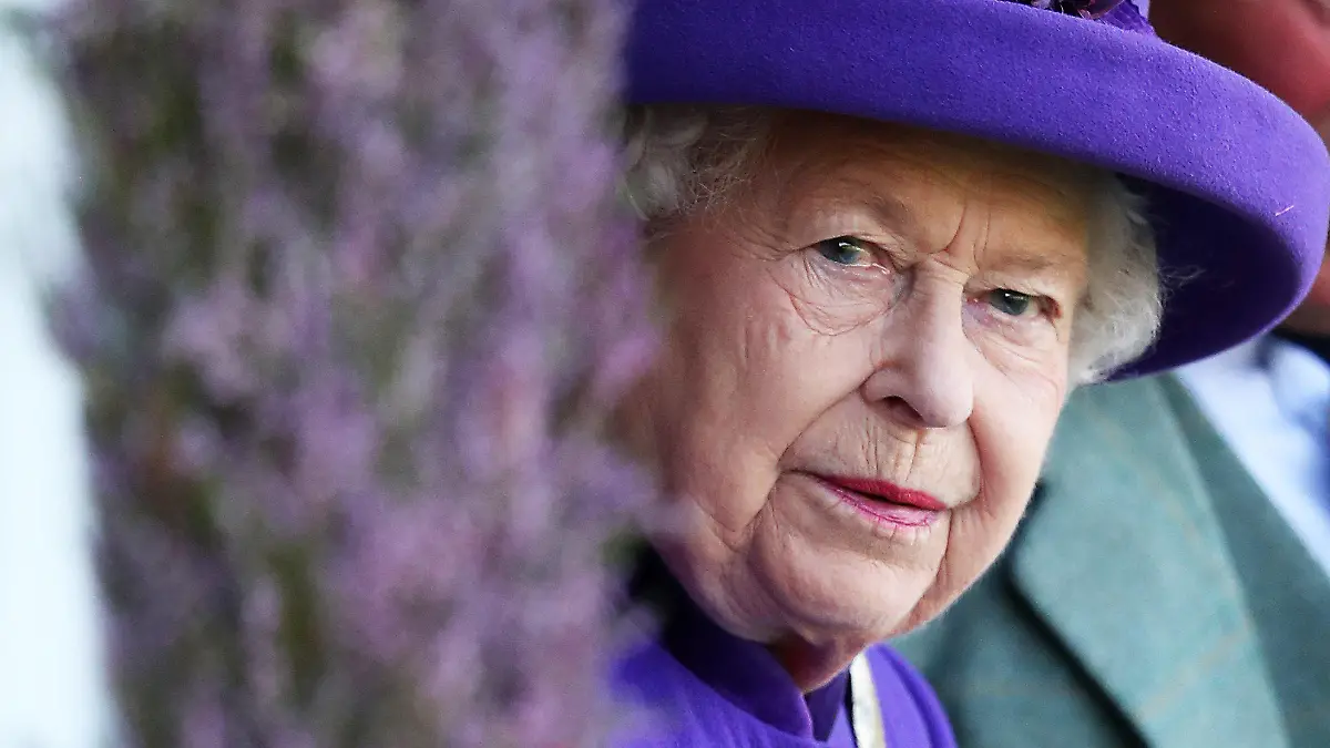 ARCHIV - 07.09.2019, Großbritannien, Braemar: Königin Elizabeth II. (l) und Prinz Charles, Herzog von Cornwall, besuchen das Braemar Royal Highland Gathering im «The Princess Royal and Duke of Fife Memorial Park». (zu dpa-Korr "Repräsentieren auf Distanz - Königsfamilien in Coronazeiten") Foto: Andrew Milligan/PA Wire/dpa +++ dpa-Bildfunk +++