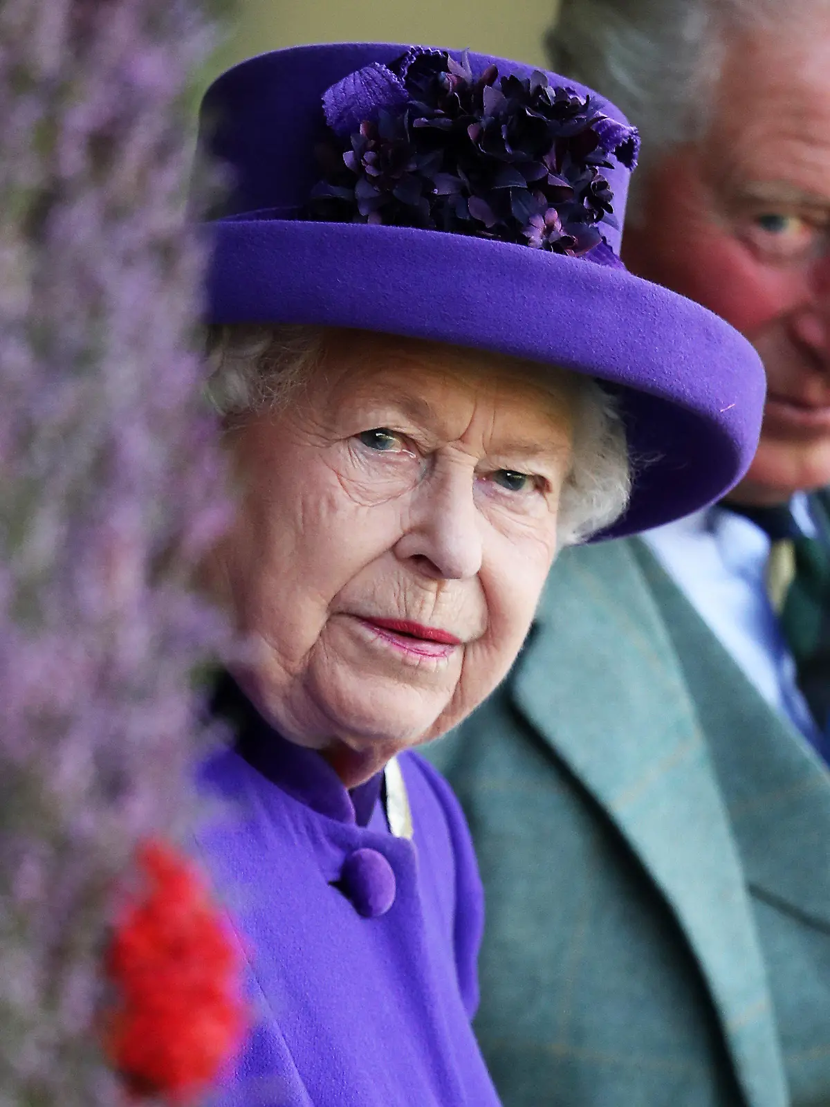 ARCHIV - 07.09.2019, Großbritannien, Braemar: Königin Elizabeth II. (l) und Prinz Charles, Herzog von Cornwall, besuchen das Braemar Royal Highland Gathering im «The Princess Royal and Duke of Fife Memorial Park». (zu dpa-Korr "Repräsentieren auf Distanz - Königsfamilien in Coronazeiten") Foto: Andrew Milligan/PA Wire/dpa +++ dpa-Bildfunk +++