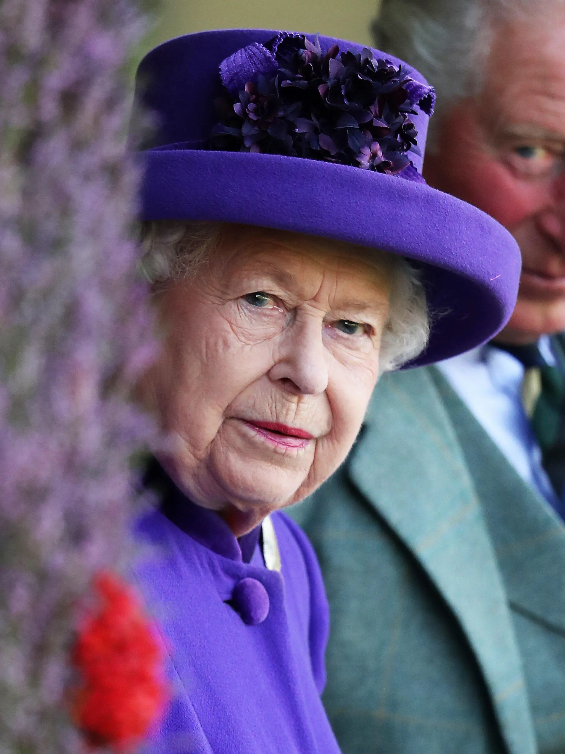 ARCHIV - 07.09.2019, Großbritannien, Braemar: Königin Elizabeth II. (l) und Prinz Charles, Herzog von Cornwall, besuchen das Braemar Royal Highland Gathering im «The Princess Royal and Duke of Fife Memorial Park». (zu dpa-Korr "Repräsentieren auf Distanz - Königsfamilien in Coronazeiten") Foto: Andrew Milligan/PA Wire/dpa +++ dpa-Bildfunk +++
