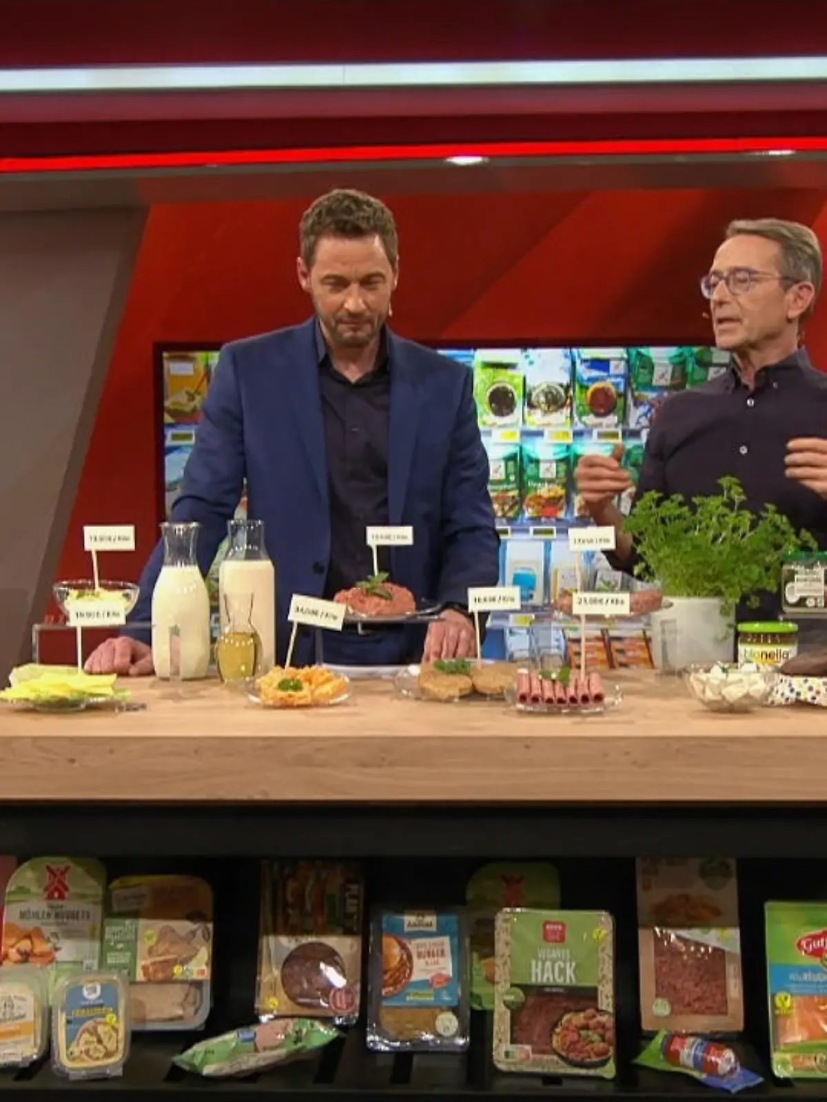 Bei Stern TV bewertet der Ernährungsmediziner  Dr. Matthias Riedl  vegane Ersatzprodukte aus dem Supermarkt. Im Video erklärt er, worauf Verbraucherinnen und Verbraucher achten müssen.