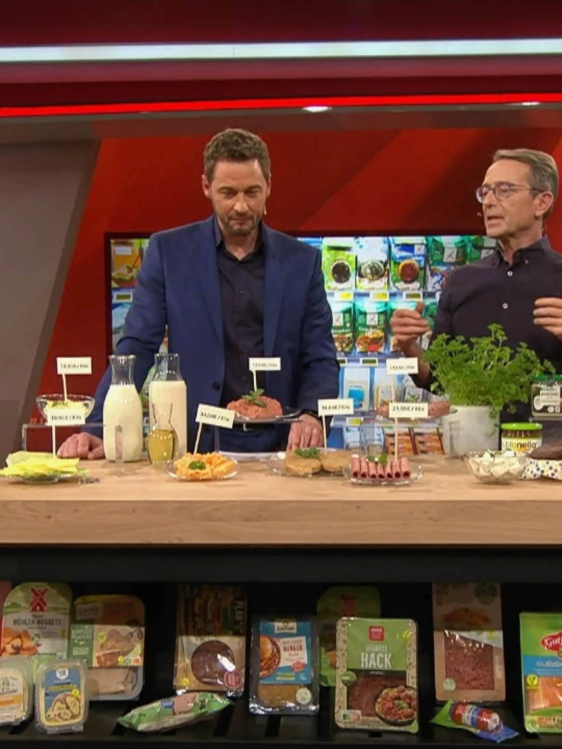 Bei Stern TV bewertet der Ernährungsmediziner  Dr. Matthias Riedl  vegane Ersatzprodukte aus dem Supermarkt. Im Video erklärt er, worauf Verbraucherinnen und Verbraucher achten müssen.