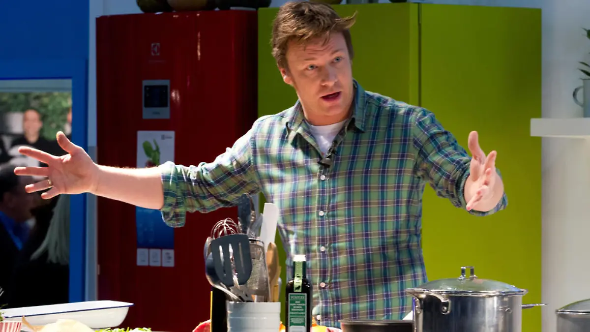 Corona-Quarantäne: Starkoch Jamie Oliver will mit Kochsendung helfen