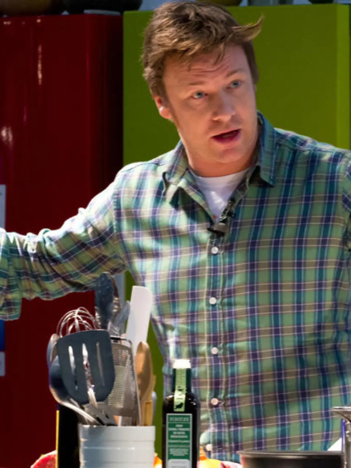 Corona-Quarantäne: Starkoch Jamie Oliver will mit Kochsendung helfen