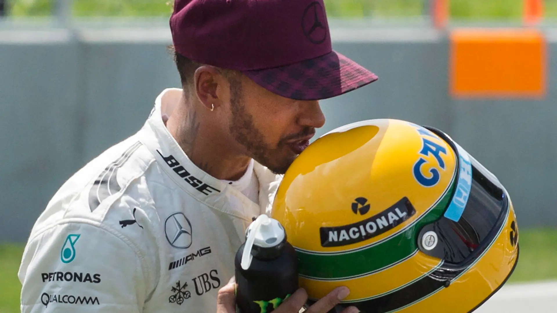 ARCHIV - 10.06.2017, Kanada, Montreal: Motorsport: Formel-1-Weltmeisterschaft, Grand Prix von Kanada, Qualifying. Mercedes-Fahrer Lewis Hamilton aus Großbritannien küsst den Helm von Ayrton Senna. Lewis Hamilton ist mit seiner 65. Pole Position in der ewigen Bestenliste mit der Formel-1-Ikone Ayrton Senna gleichgezogen. Hamilton sicherte sich den besten Startplatz am Samstag in der Qualifikation zum Großen Preis von Kanada. Anschließend bekam er einen Helm der am 1. Mai 1994 tödlich verunglückten brasilianischen Legende überreicht.  (zu dpa:"Lewis Hamilton: «Ich spüre noch das Kind in mir»" vom 18.10.2018) Foto: Tyler Remiorz/The Canadian Press/AP/dpa +++ dpa-Bildfunk +++
