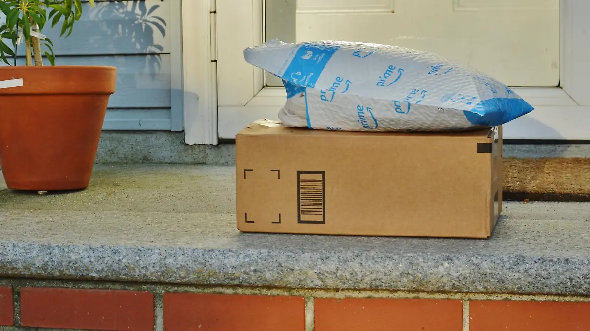 Paketbote hat Pakete vor der Tür abgelegt.