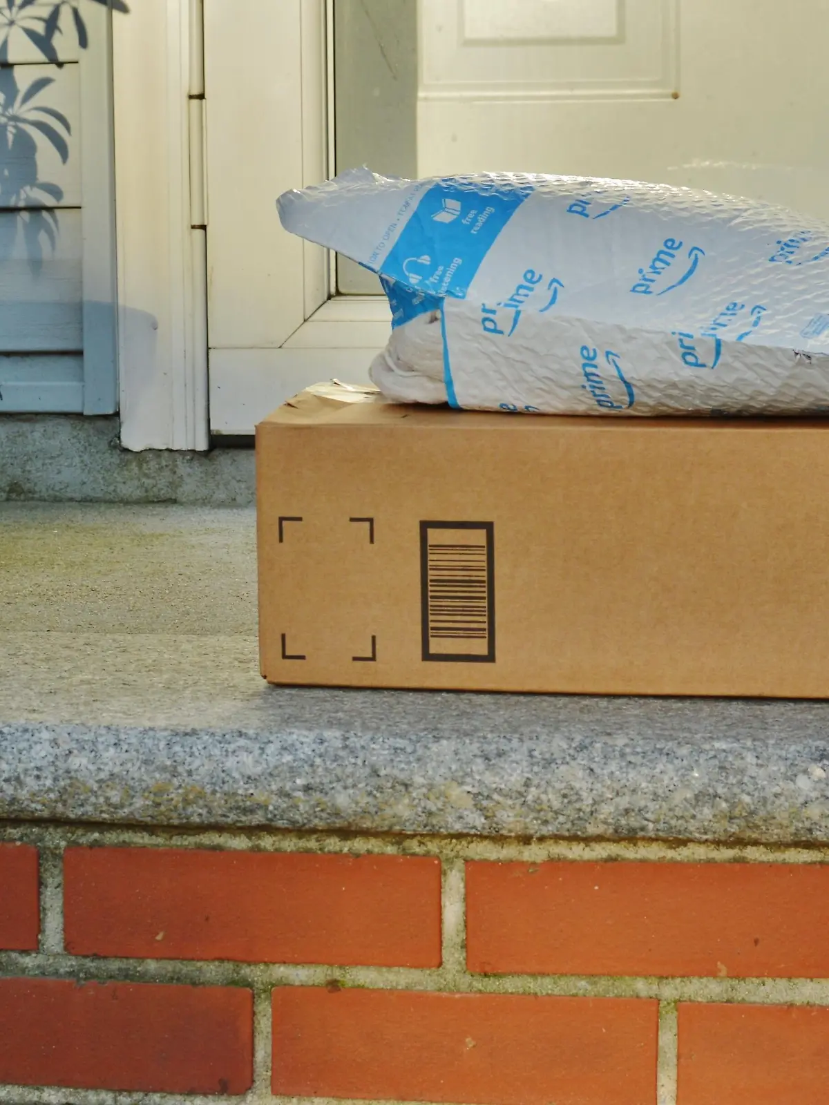 Paketbote hat Pakete vor der Tür abgelegt.
