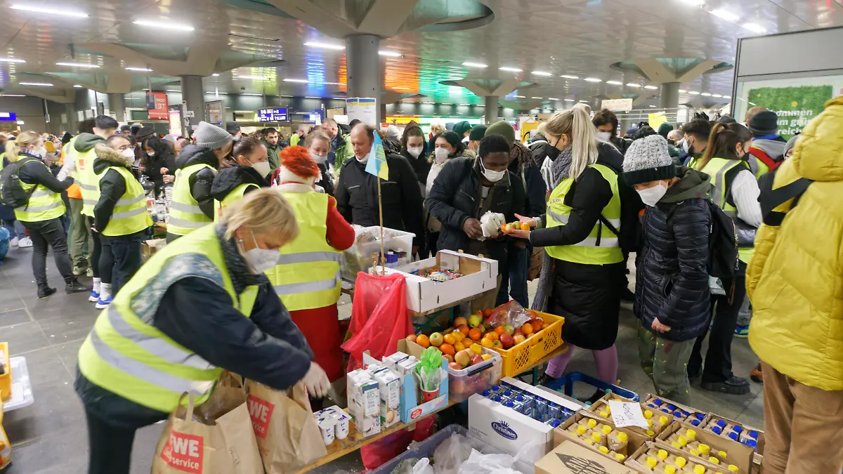 News Bilder des Tages Verteilung von Hilfsgütern an Flüchtlinge aus der Urkraine am Berliner Hauptbahnhof, Ukrainekrieg, Flucht, Vertreibung, Krieg, Vertreibung, Kriegsverbrechen Verteilung von Hilfsgütern an Flüchtlinge aus der Urkraine am Berliner Hauptbahnhof, Ukrainekrieg, Flucht, Vertreibung, Krieg, Vertreibung, Kriegsverbrechen *** Distribution of aid to refugees from the Urkraine at Berlin Central Station, Ukraine war, flight, expulsion, war, expulsion, war crimes Distribution of aid to refugees from the Urkraine at Berlin Central Station, Ukraine war, flight, expulsion, war, expulsion, war crimes