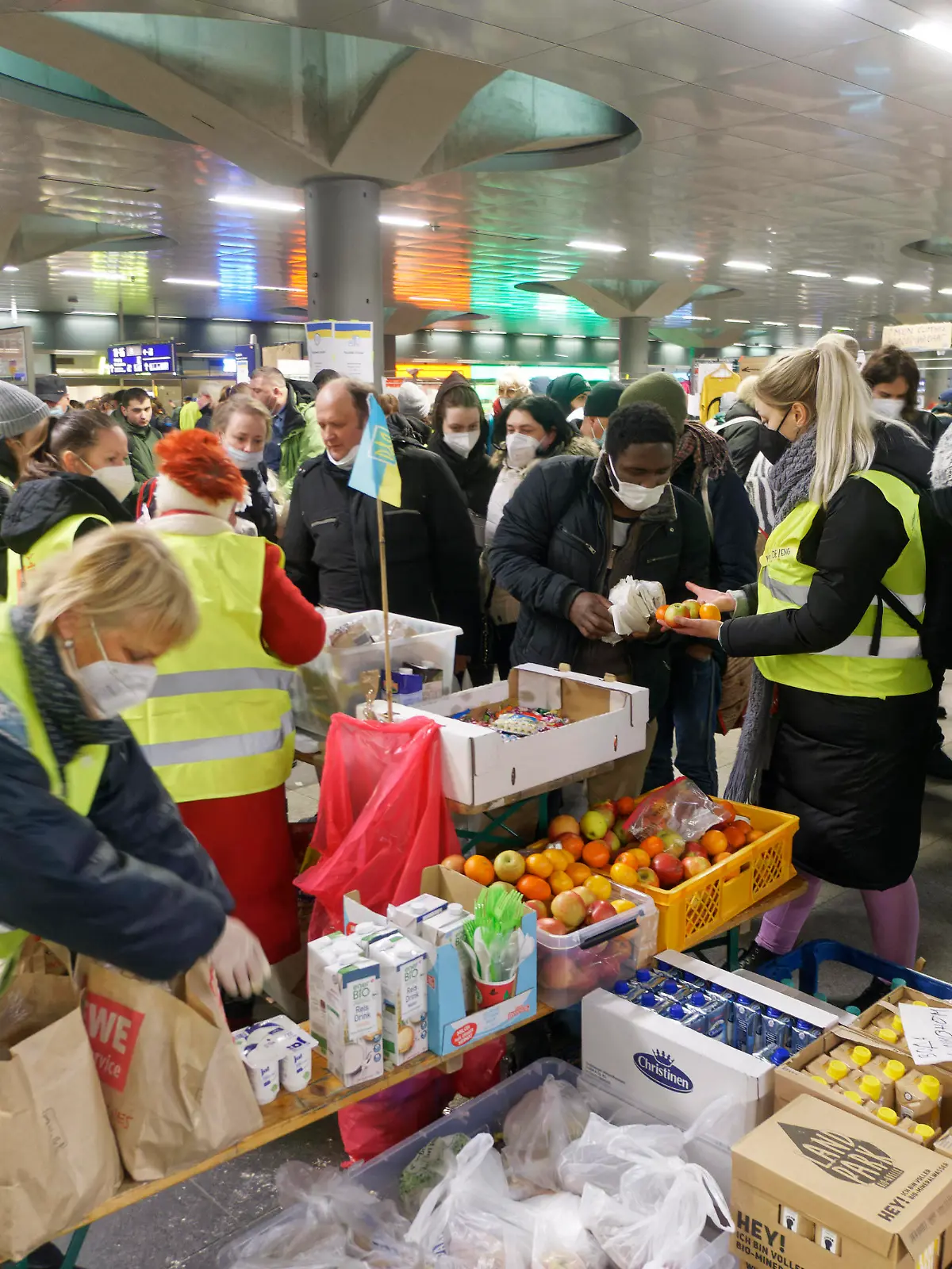 News Bilder des Tages Verteilung von Hilfsgütern an Flüchtlinge aus der Urkraine am Berliner Hauptbahnhof, Ukrainekrieg, Flucht, Vertreibung, Krieg, Vertreibung, Kriegsverbrechen Verteilung von Hilfsgütern an Flüchtlinge aus der Urkraine am Berliner Hauptbahnhof, Ukrainekrieg, Flucht, Vertreibung, Krieg, Vertreibung, Kriegsverbrechen *** Distribution of aid to refugees from the Urkraine at Berlin Central Station, Ukraine war, flight, expulsion, war, expulsion, war crimes Distribution of aid to refugees from the Urkraine at Berlin Central Station, Ukraine war, flight, expulsion, war, expulsion, war crimes