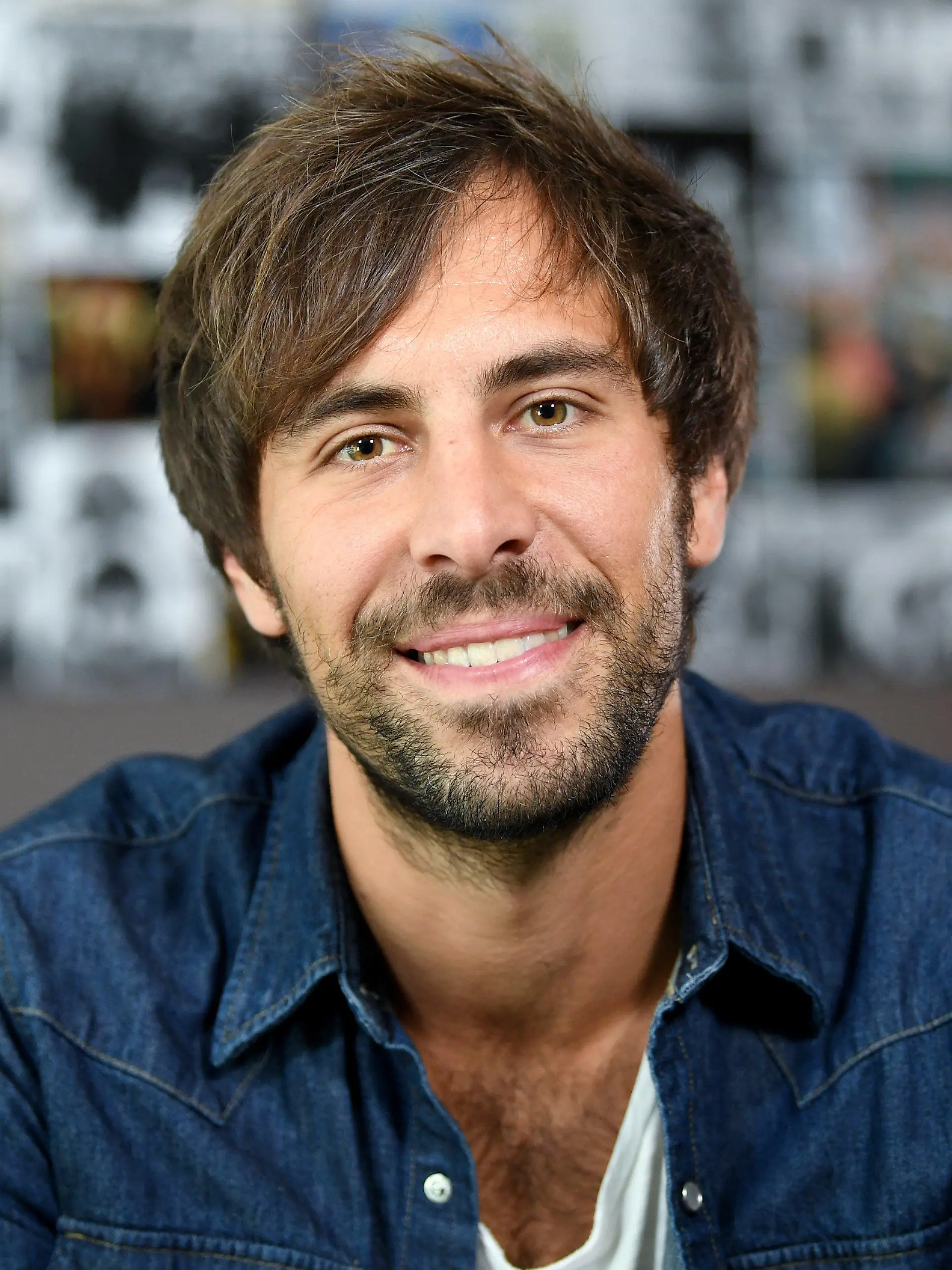 ARCHIV - 26.10.2018, Berlin: Der Sänger Max Giesinger lächelt am Rande eines Interview-Termins. Wohnzimmerkonzert statt Livetour: Giesinger und sechs weitere Popmusiker wollen am Sonntagabend per Livestream für ihre Fans spielen. Viele Musiker mussten aufgrund der Corona-Epidemie ihre Konzerttourneen in den Herbst verschieben oder ganz absagen. (zu dpa "Vom Wohnzimmer aus: Popmusiker kündigen Online-Festival an") Foto: Britta Pedersen/zb/dpa +++ dpa-Bildfunk +++