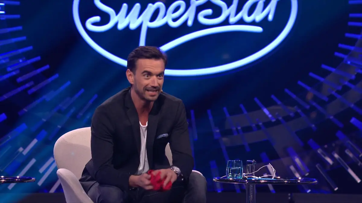 Flori verschenkt seine rote Unterhose In DSDS-Liveshow