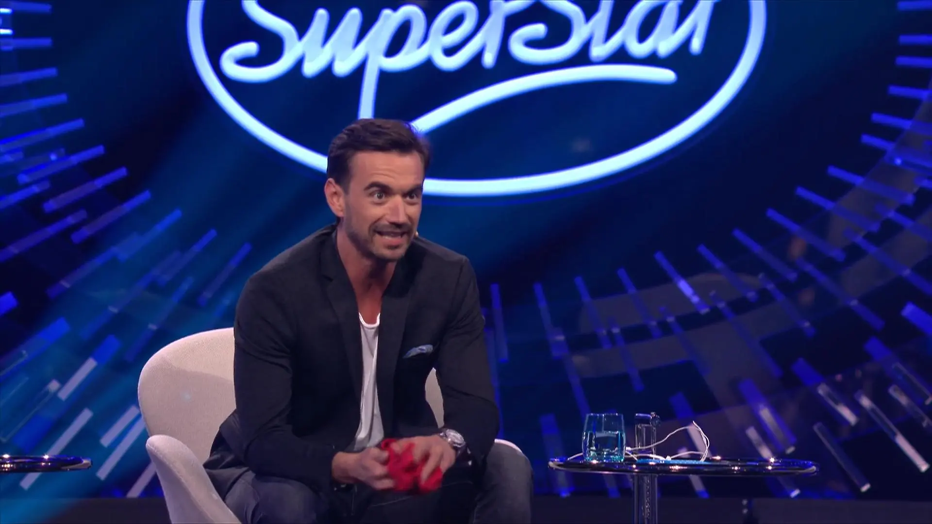 Flori verschenkt seine rote Unterhose In DSDS-Liveshow