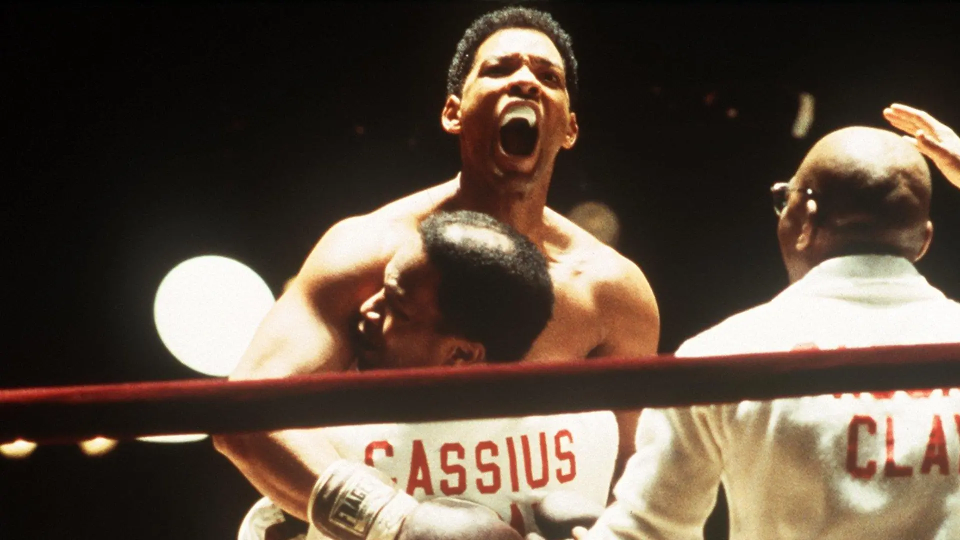 Der jubelnde Muhammad Ali (Will Smith, hinten) wird nach einem Sieg im Ring von seinem Trainer Drew "Bundini" Brown (Jamie Fox) umarmt. Das Film-Drama «Ali» zeigt die zehn ereignisreichsten Jahre in der Box-Karriere des ehemaligen Schwergewichts-Weltmeisters Muhammad Ali. Der biografische Streifen von US-Regisseur Michael Mann beschreibt vor allem die Zeit zwischen Alis erstem WM-Titel 1964 und dem so genannten «Rumble in the Jungle» gegen George Foreman in Kinshasa. Alis sportliche Erfolge und Tiefschläge werden dabei ebenso wie das private Glück und Pech im Leben des umstrittenen Champions auf die Leinwand gebracht. Kinostart: 15.8.
