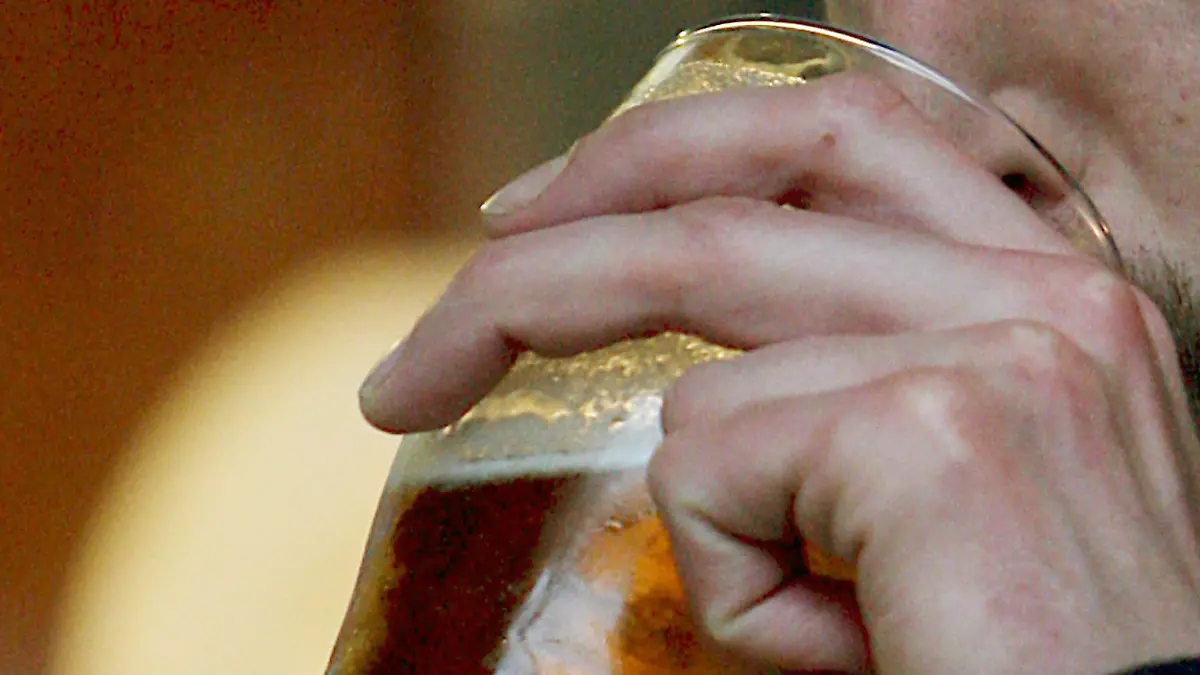 A customer drinks a pint at a pub in London, Britain, 10 November 2008. Pub happy hours should be banned and supermarkets stopped from selling alcohol at a loss in order to combat drink-fuelled public disorder, Britsh MPs have have said. The Home Affairs select committee said reckless drinking was placing a heavy burden on police resources. EPA/ANDY RAIN +++(c) dpa - Bildfunk+++
