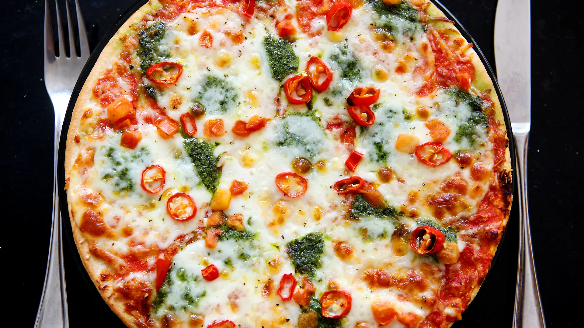 Eine Tiefkühlpizza liegt am Montag (13.07.2009) in Köln gebacken auf dem Tisch (Illustration). Bei manchen Pizzasorten ist der Käse kein Käse - ohne dass es die Verbraucher merken, wird ihnen mittlerweile immer häufiger falscher Käse untergejubelt. Zahlreiche Pizzen und Brötchen werden mit Käse-Imitat überbacken, in den Kühlregalen der Supermärkte versteckt sich käseähnlicher «Pizza- Mix» neben echtem Edamer und Gouda. Die Bundesregierung arbeitet nunmehr an Vorschlägen für strengere Regeln für sogenannte Lebensmittel-Imitate. Foto: Oliver Berg dpa/lnw (zu dpa 0532) +++(c) dpa - Report+++