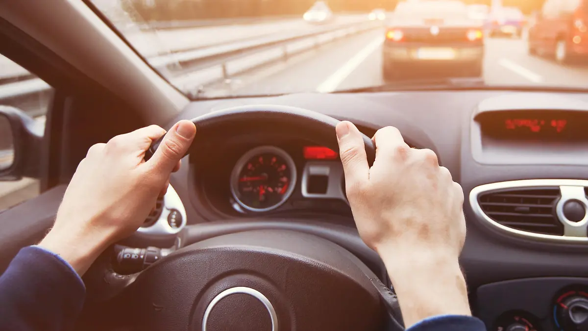 Auto fährt auf Autobahn.