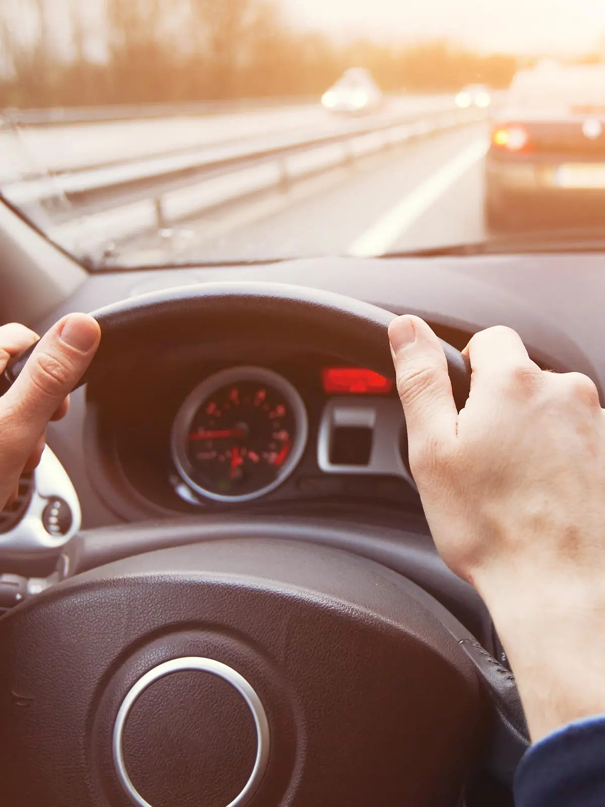 Auto fährt auf Autobahn.