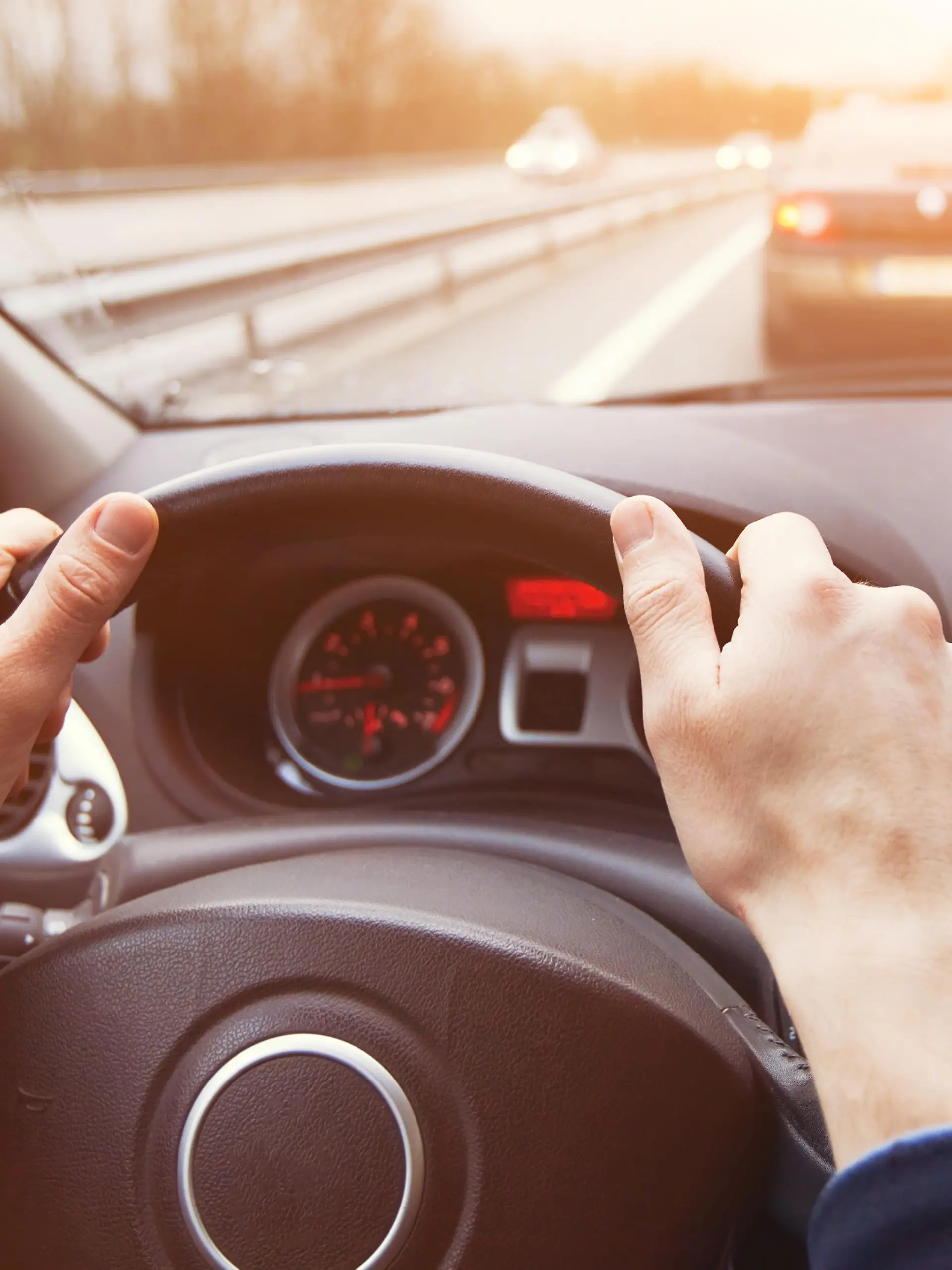 Auto fährt auf Autobahn.