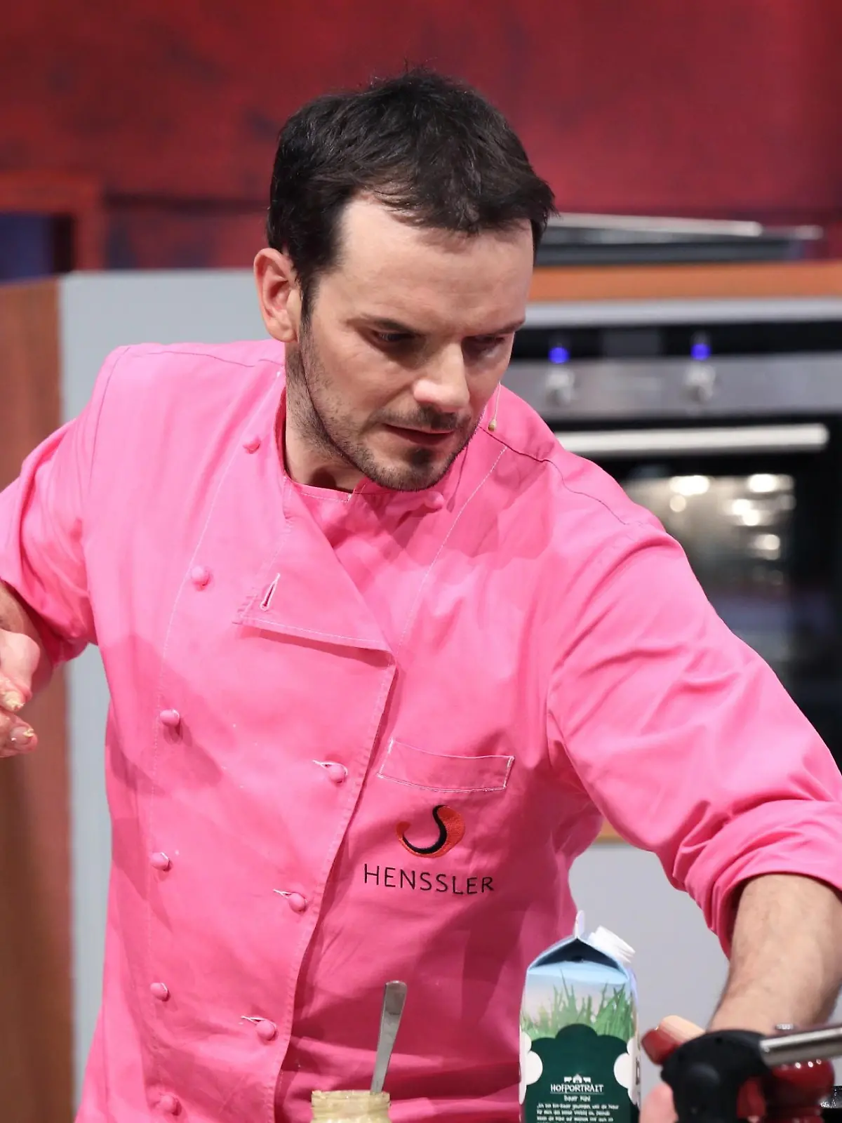 Steffen Henssler in seiner Show "Grill den Henssler".