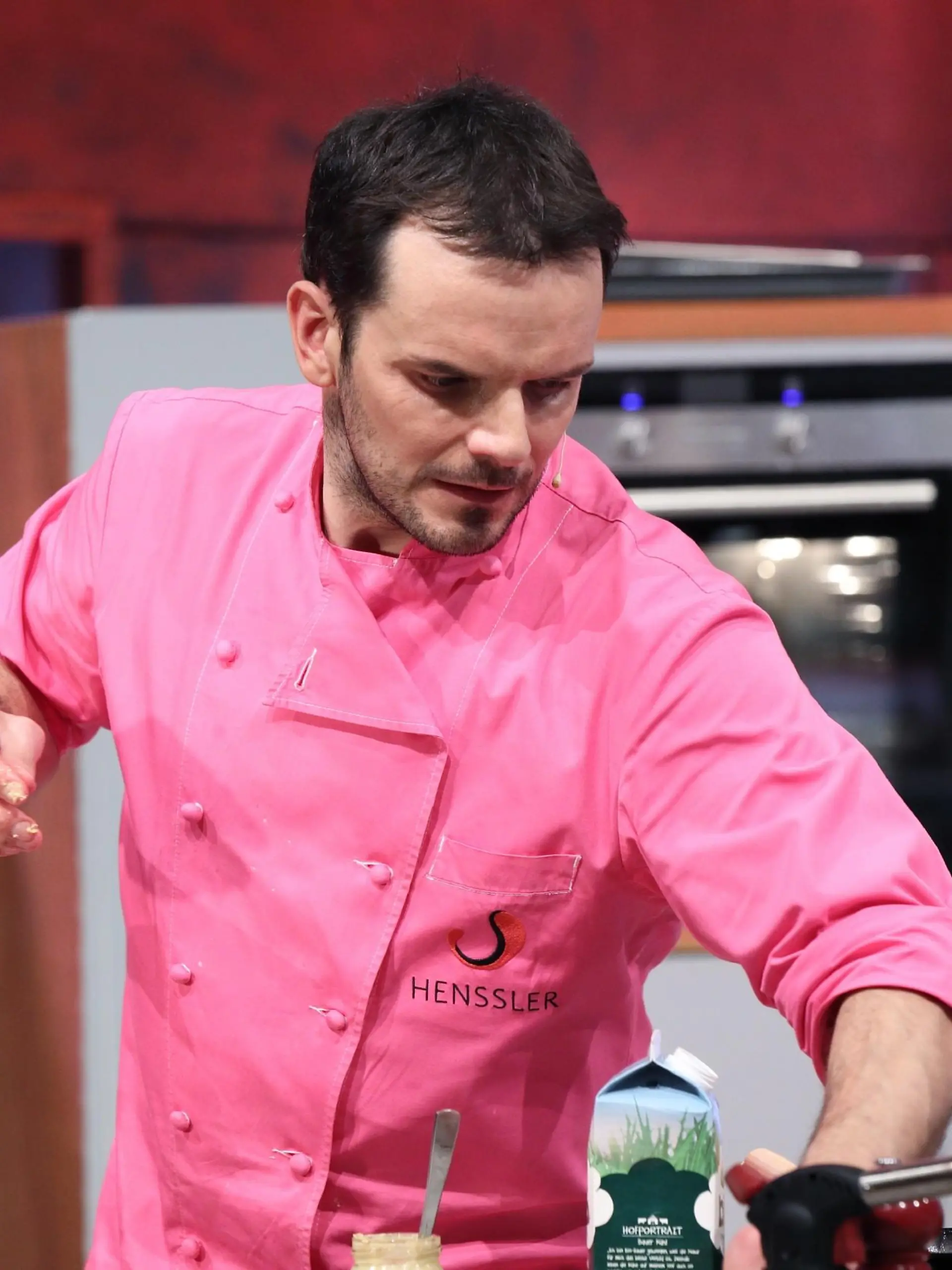 Steffen Henssler in seiner Show "Grill den Henssler".