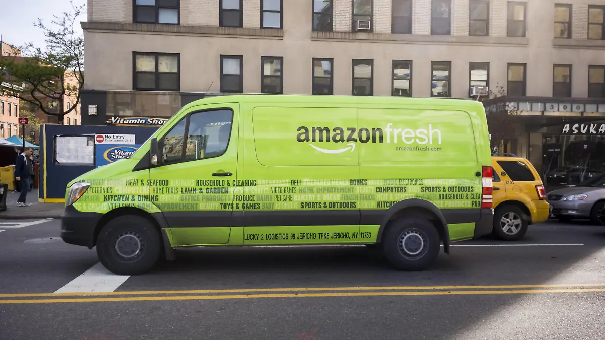 Amazon Fresh in New York An Amazon Fresh grocery delivery service van in Chelsea in New York on Wednesday, Saturday, April 30, 2016. Online grocery deliveries is considered to be one of the hottest segments of retail. ( PUBLICATIONxNOTxINxUSAxUK RichardxB.xLevine  