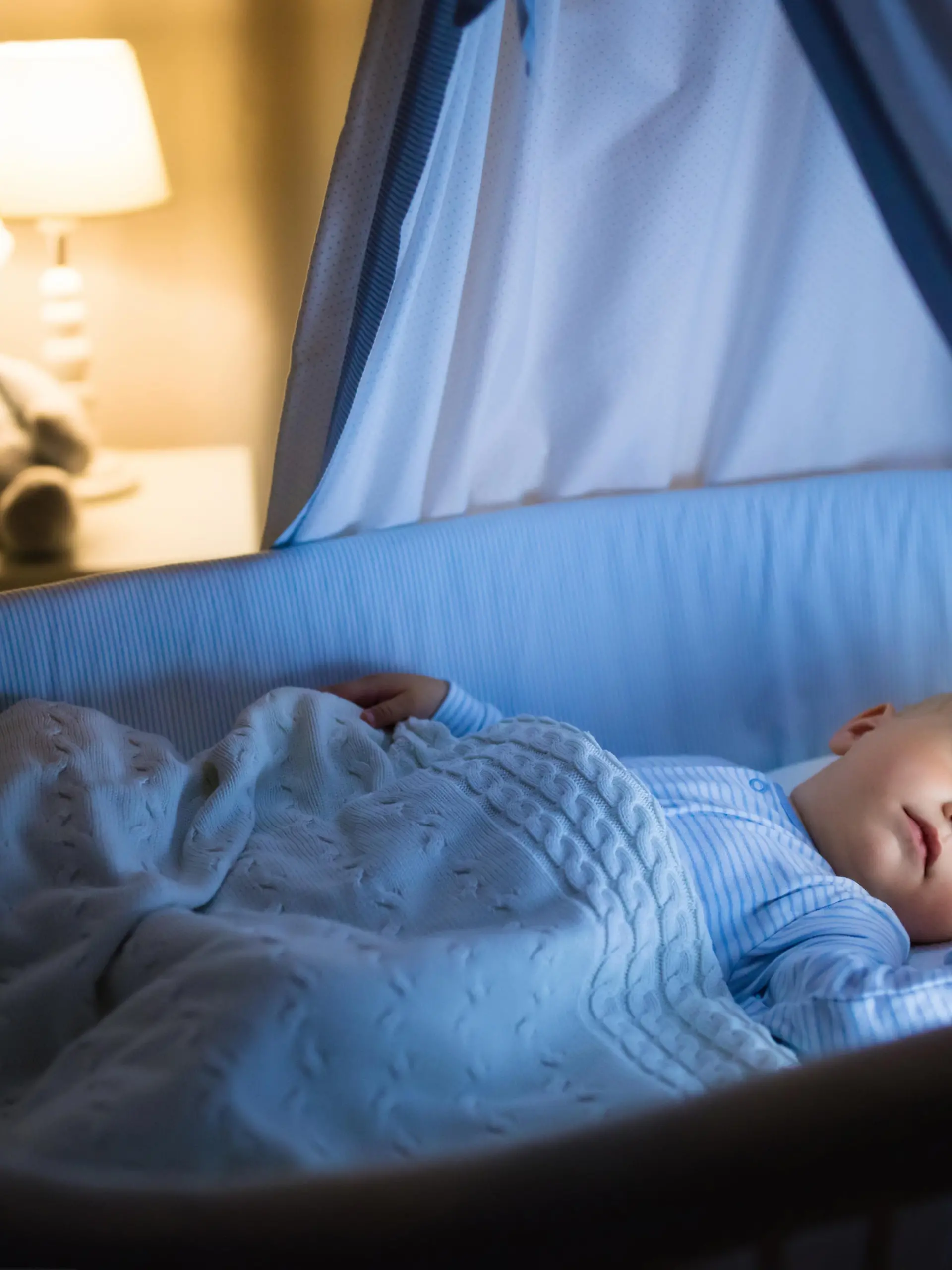 Baby macht ein geruhsames Schläfchen in der Babywiege