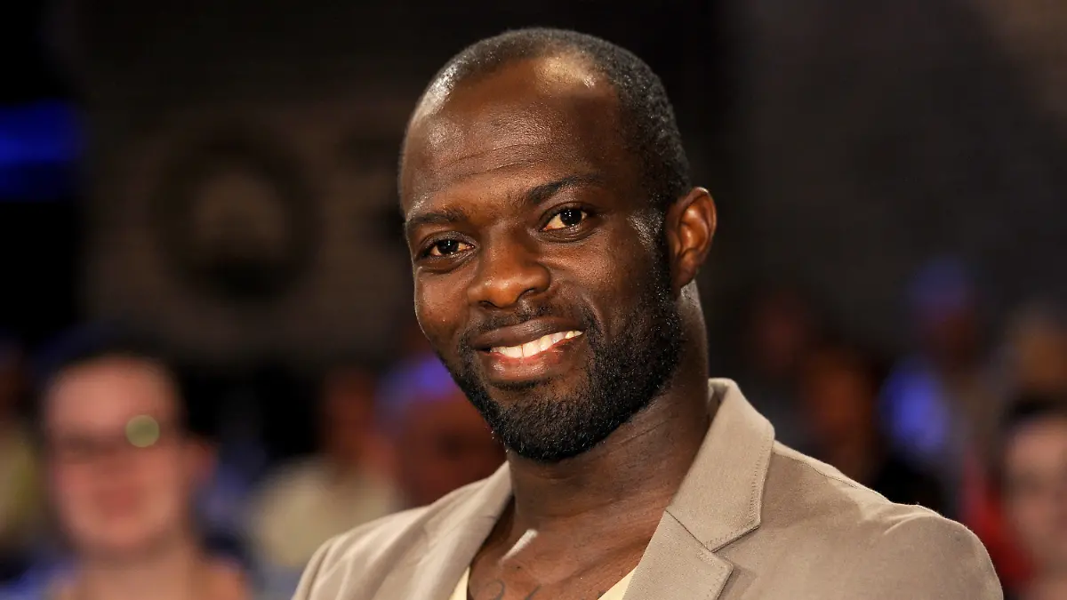 ARCHIV - 19.06.2015, Bremen, Bremern: Der frühere Fußball-Profi Hans Sarpei zu Gast der Talkshow 3nach9 von Radio Bremen.  (zu dpa: Hans Sarpei will als Schalker Aufsichtsrat gegen Rassismus kämpfen) Foto: Ingo Wagner/dpa +++ dpa-Bildfunk +++