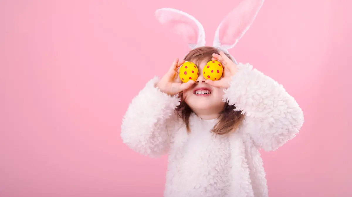 Kind freut sich auf Ostern
